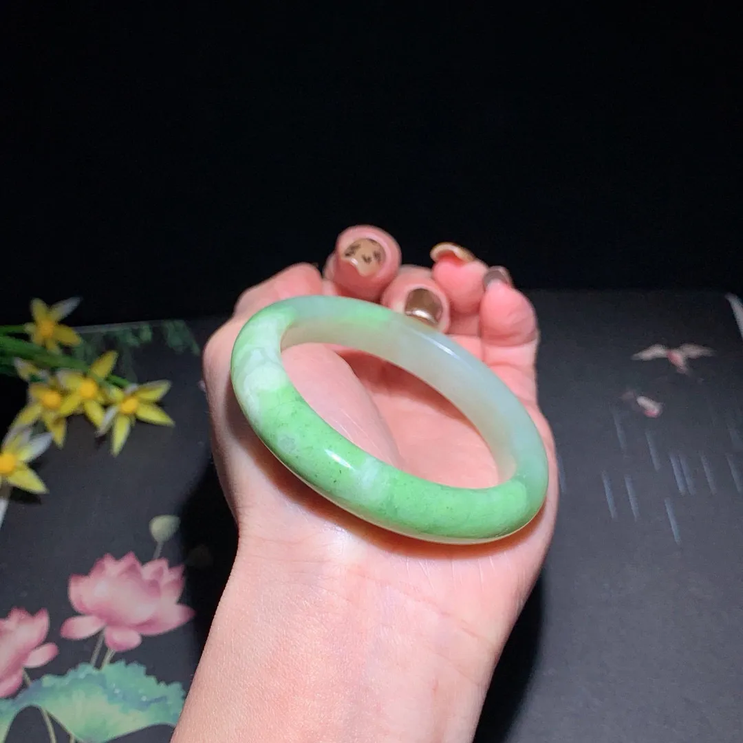 和田玉52.5圈口翠青手镯！玉质细腻油润 底色纯净 无裂无黑 脂粉好，品质高