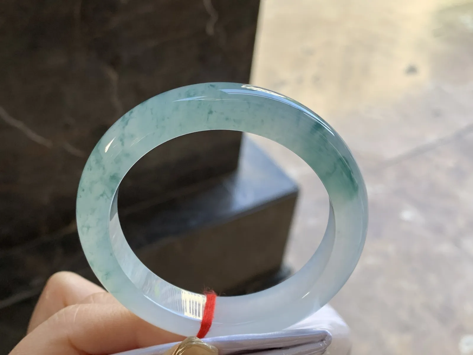 冰种飘花手镯
尺寸：54.3-12.3-9mm
冰味十足 飘花点缀