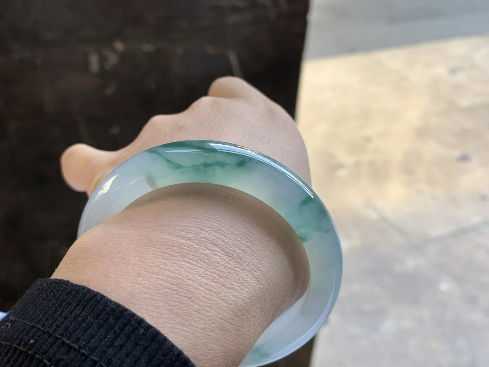 冰蓝花手镯
尺寸：56-12-8.6mm
种老肉细 飘花点缀