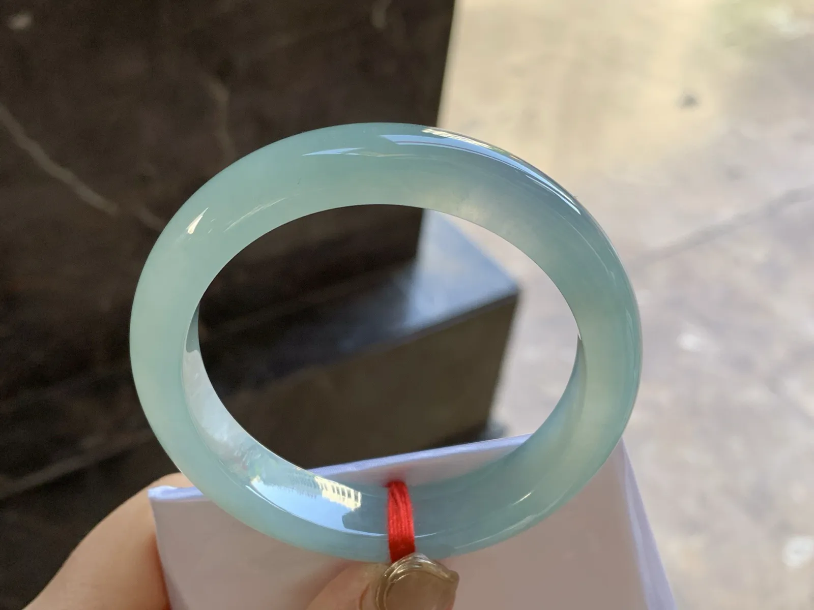 冰种晴绿手镯
尺寸：54.6-12.4-8.2mm
种老肉细 底色浓郁漂亮