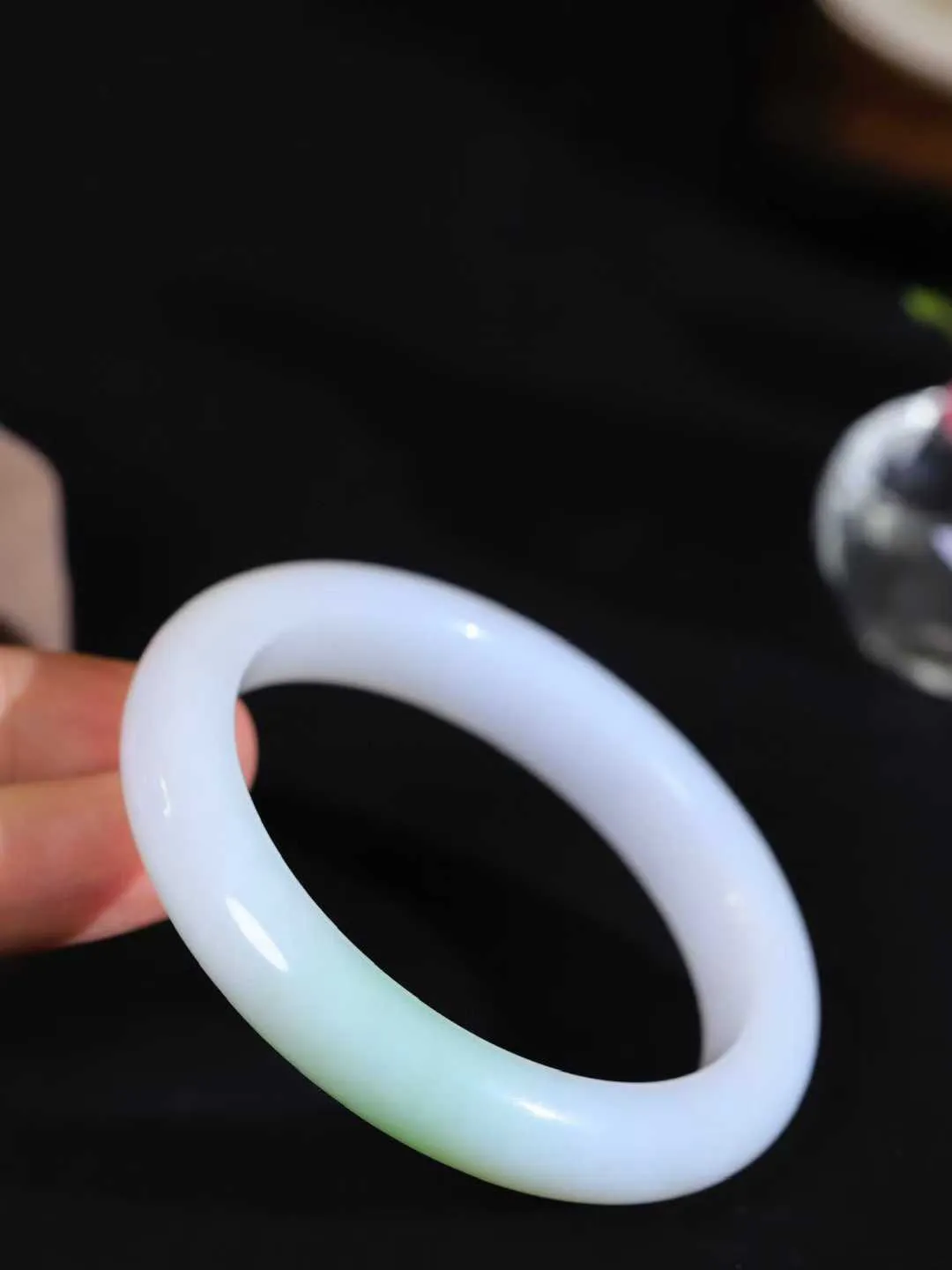 【一见钟情·手镯】

精品和田玉白玉带翠手镯。镯型饱满，温润细腻，脂润沁香。️执一卷书，沏一盏茶，着一袭裙，戴一只镯。淡淡浅笺，素心若兰，静赏玉中诗画。悠悠岁月，芊手轻摘，盛满诗样芳华。重54.3克   内径圈口57mm 尺寸12-9mm  FDA-55171200