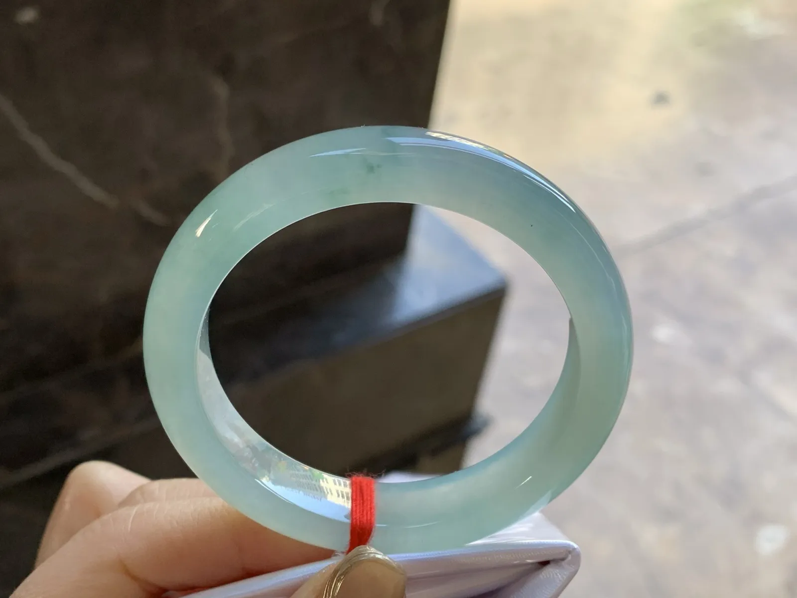 冰种飘花手镯
尺寸：52.8-11.7-8.4mm
种水好 底色浓郁漂亮