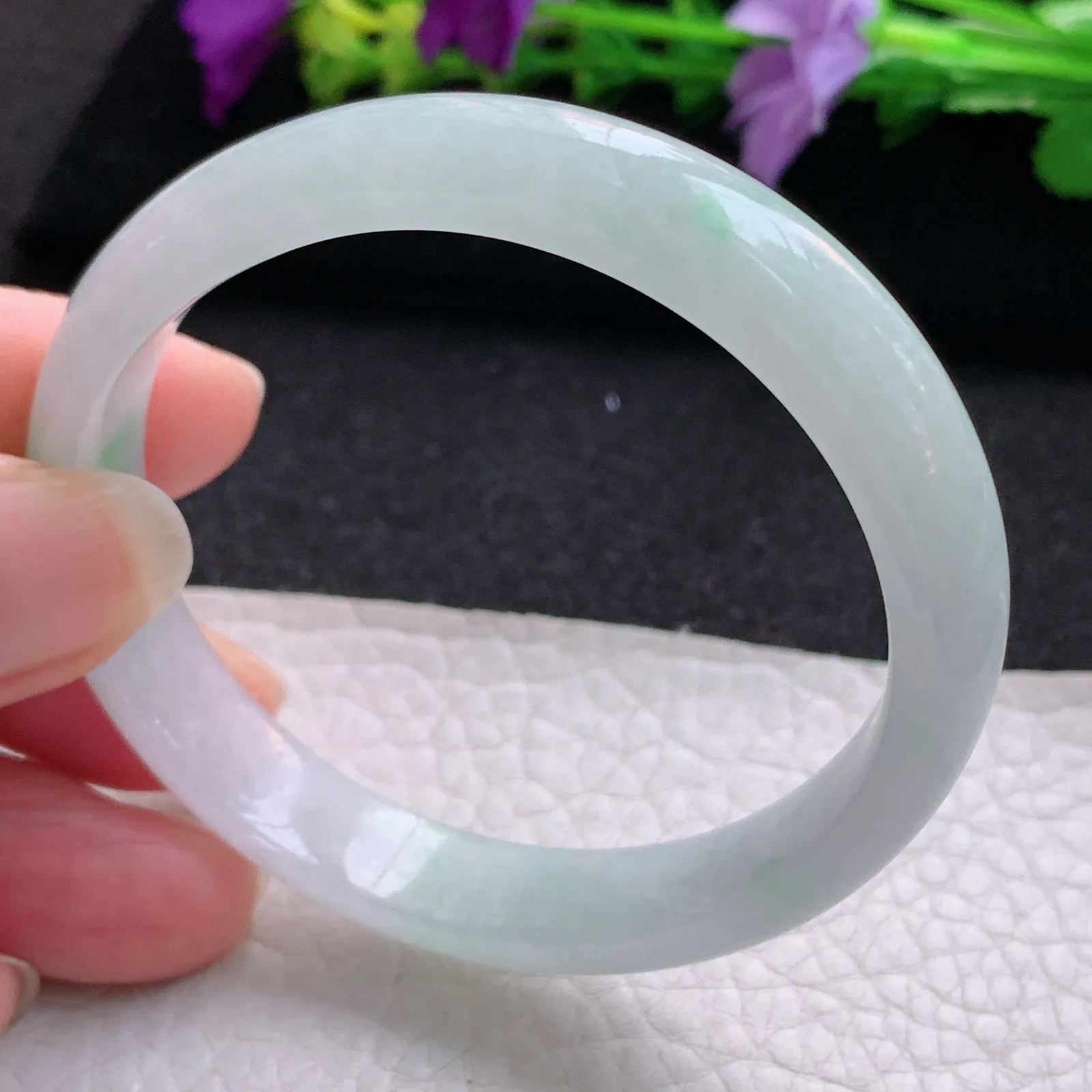 js实拍56*51*10.5*6贵妃镯 天然缅甸翡翠秀气飘绿椭形宽边玉手镯 玉手环