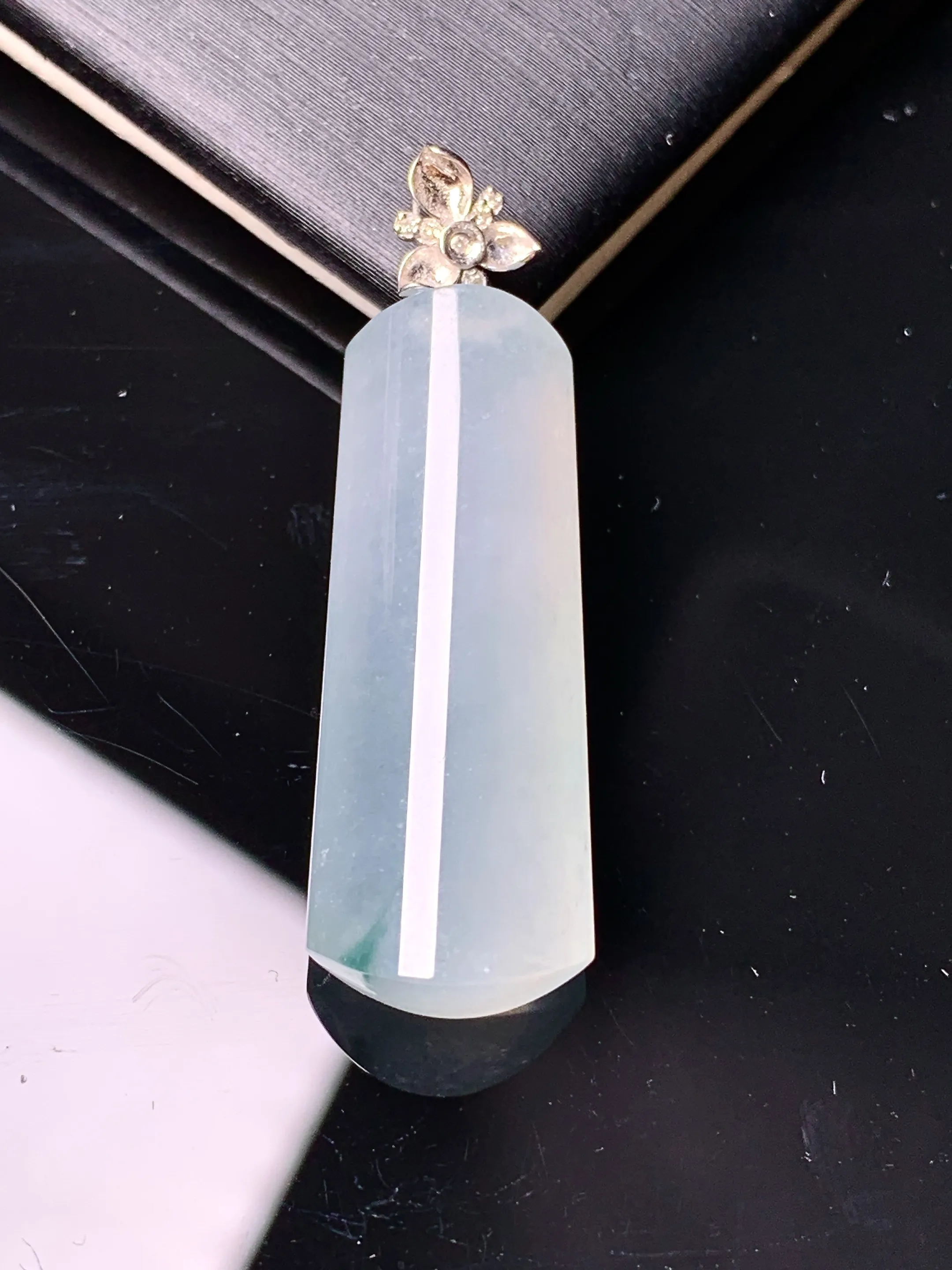 18k金钻镶嵌冰种玉柱吊坠 玉质细腻 色泽清新艳丽 整体尺寸36*11.2*6.2