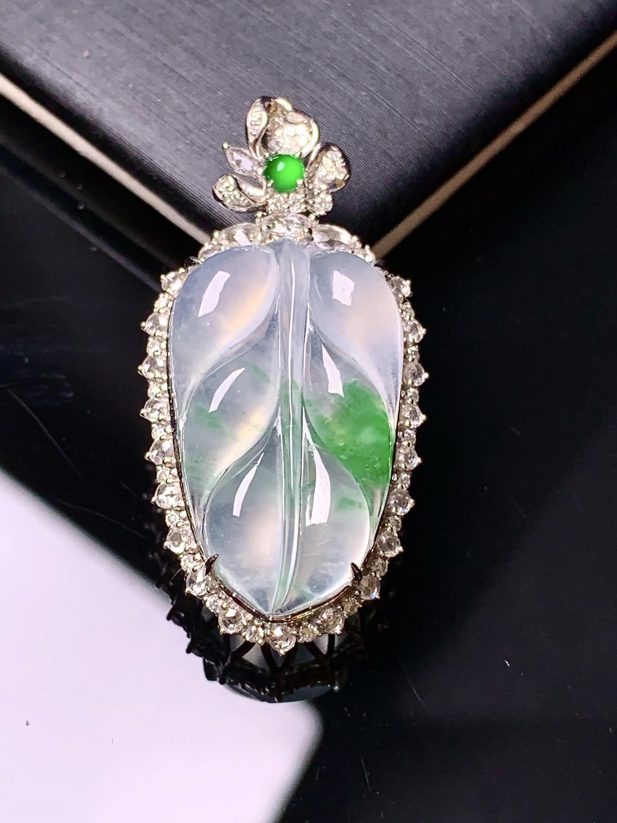 18k金钻镶嵌冰种飘绿树叶吊坠 玉质细腻 色泽清新艳丽 整体尺寸35.6*18*9.6