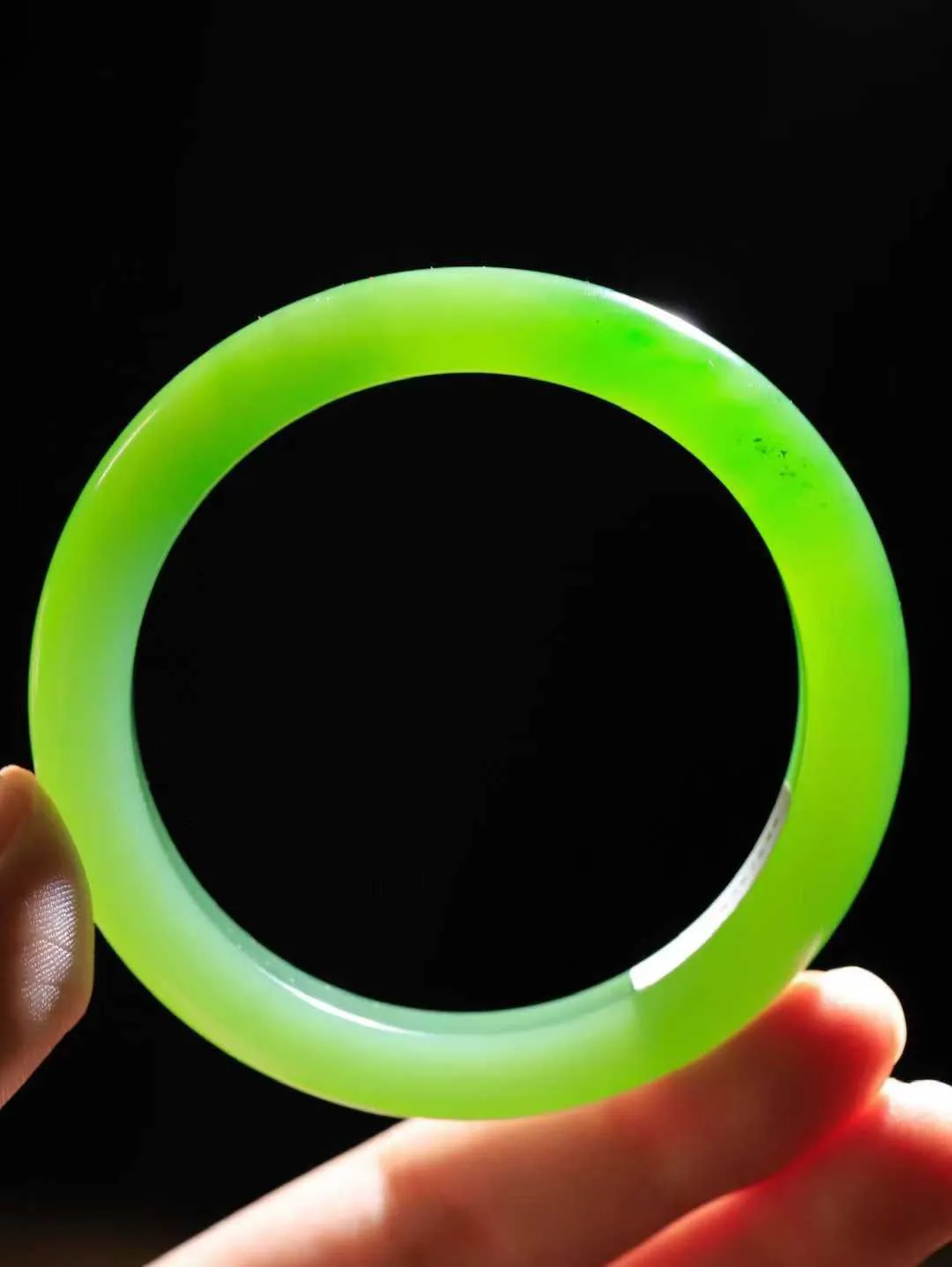 【碧波流转·手镯】

收藏级臻品️和田玉碧玉手镯，玉质细腻温润，手感舒适，️线条流畅，简约大气，美自天成，佩戴于腕间，婉约之美，举手投足间透出那份低调奢华，醉人心扉。
重44.2克 内径圈口57mm尺寸9.7-8.5mm  FDA-13151208