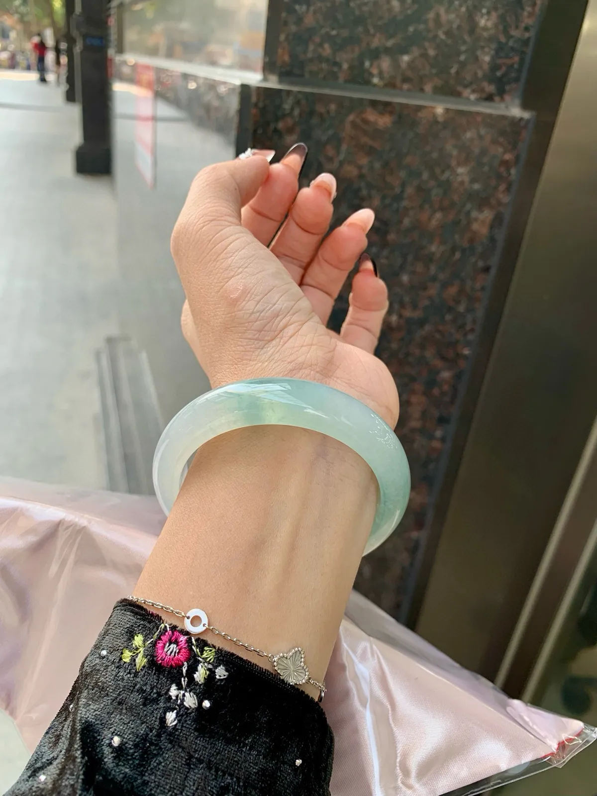 冰蓝正圈
54.1-7.8-12.8
打灯多处细纹，底妆冰润细腻，千变万化的冰晴蓝底色，拥有海的颜色，却散发着星空的光芒，这是一只来自冰川蓝的清冷气质仙女镯