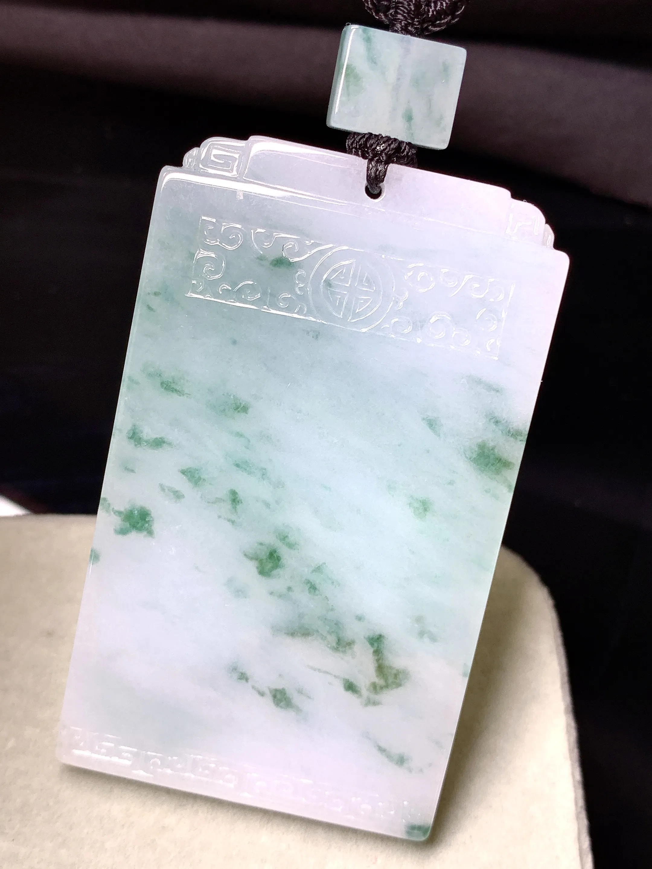 飘花无事牌吊坠 玉质细腻 色泽清新艳丽 整体尺寸63.3*37.5*5.6