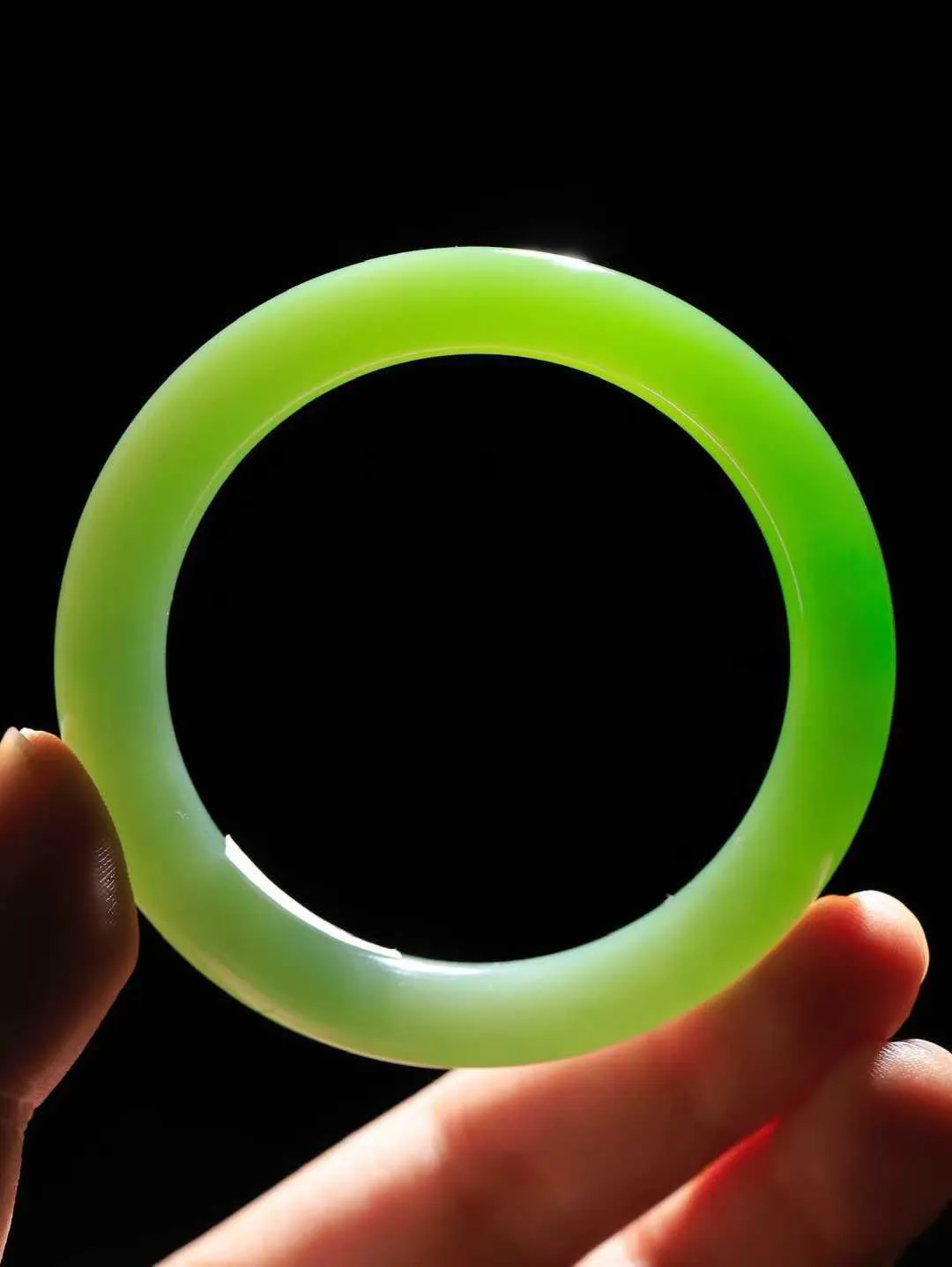 【悠悠芳华.镯】

收藏级臻品和田玉碧玉圆条手镯 玉质温润 青葱岁月，尽收腕中，婉转流畅，凝岁月悠长。盈一眸恬淡，挽一抹绿意。重37克 内径53mm尺寸8.8-9.1mm   8610659A