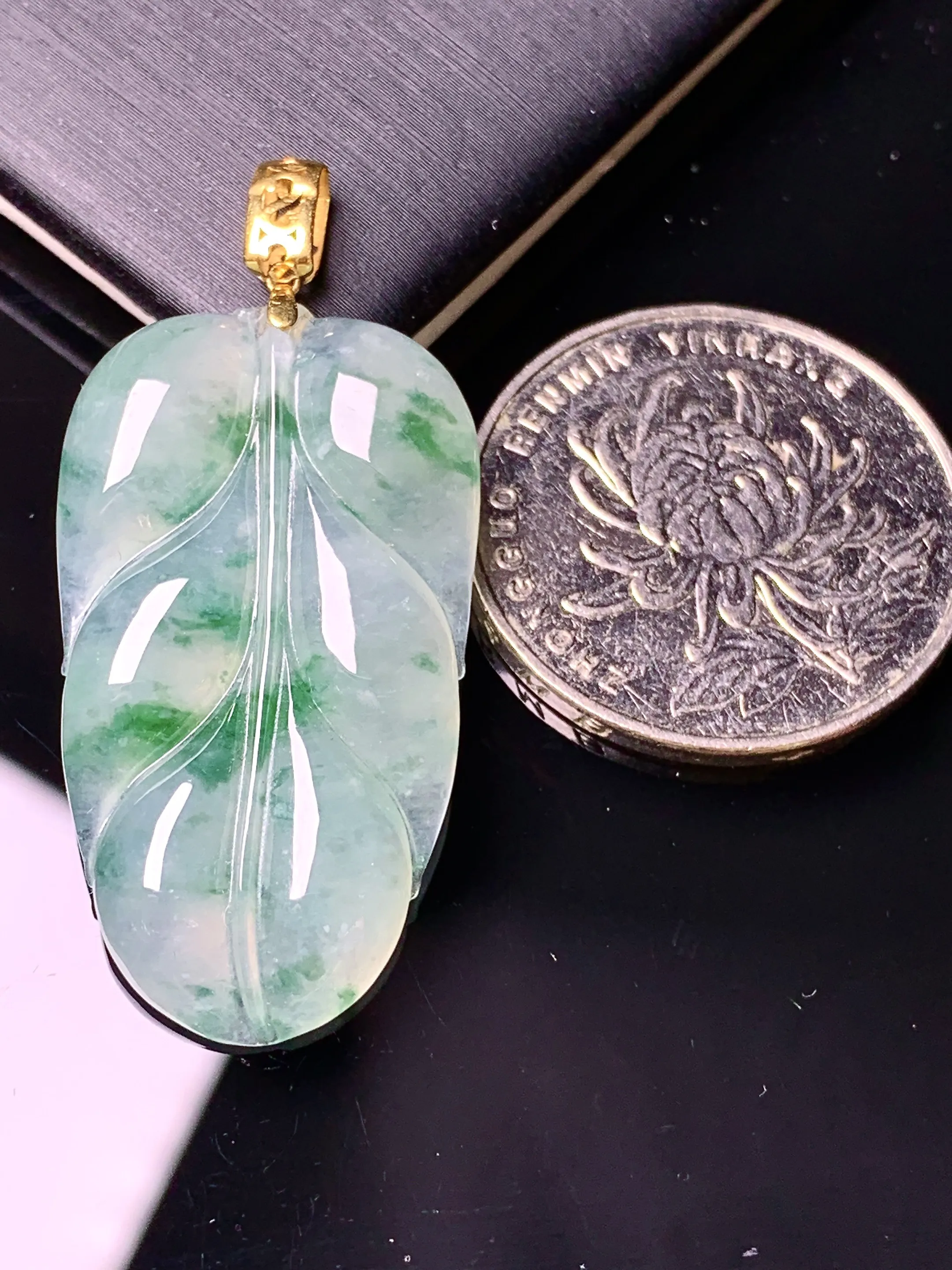 18k金镶嵌冰种飘绿树叶吊坠 玉质细腻 色泽清新艳丽 整体尺寸42*19.2*4.5