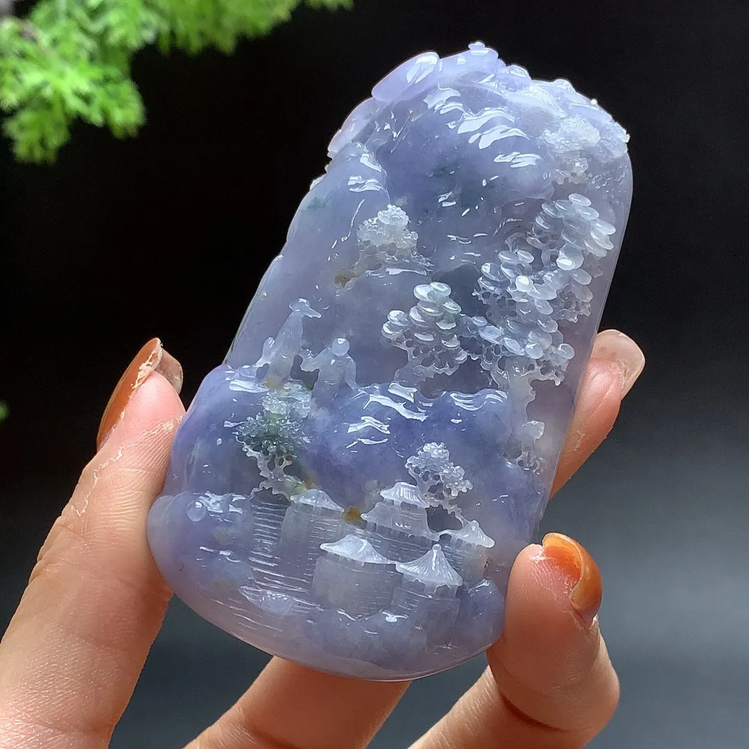 缅甸A货翡翠老坑紫罗兰山水牌  色泽靓丽，种好，玉质细腻  工艺精美  佩戴气质大方   尺寸81-47-12mm