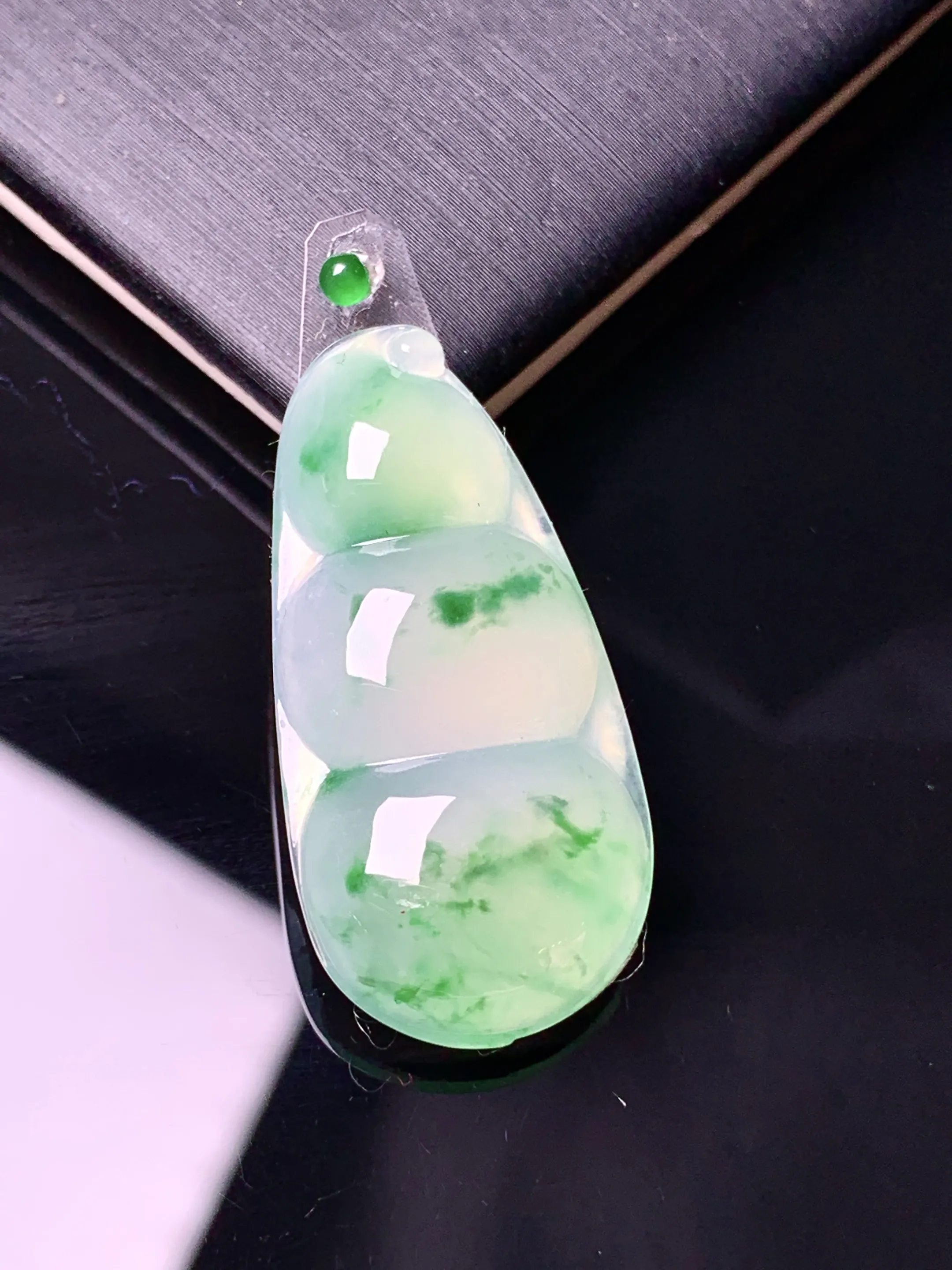镶嵌款 冰种飘绿四季豆吊坠 玉质细腻 色泽清新艳丽 整体尺寸31.8*15.5*4.8