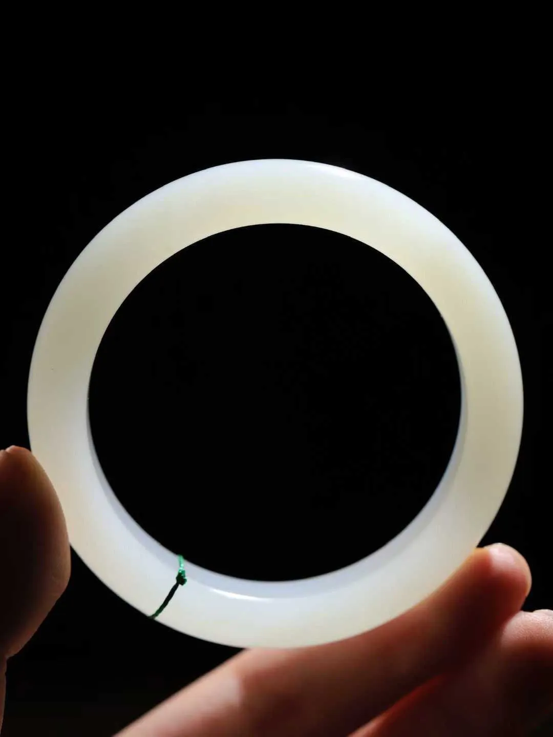 【婉约佳人.手镯】

精品和田玉白玉手镯 玉质温润细腻 油性十足 手感舒适，高华雅逸，线条流畅，简约大气，美自天成，素雅高贵。佩戴于腕间，婉约之美，举手投足间透出那份低调奢华。重55克 内径55.5mm  尺寸12.3-8.7mm   FDA-66151233