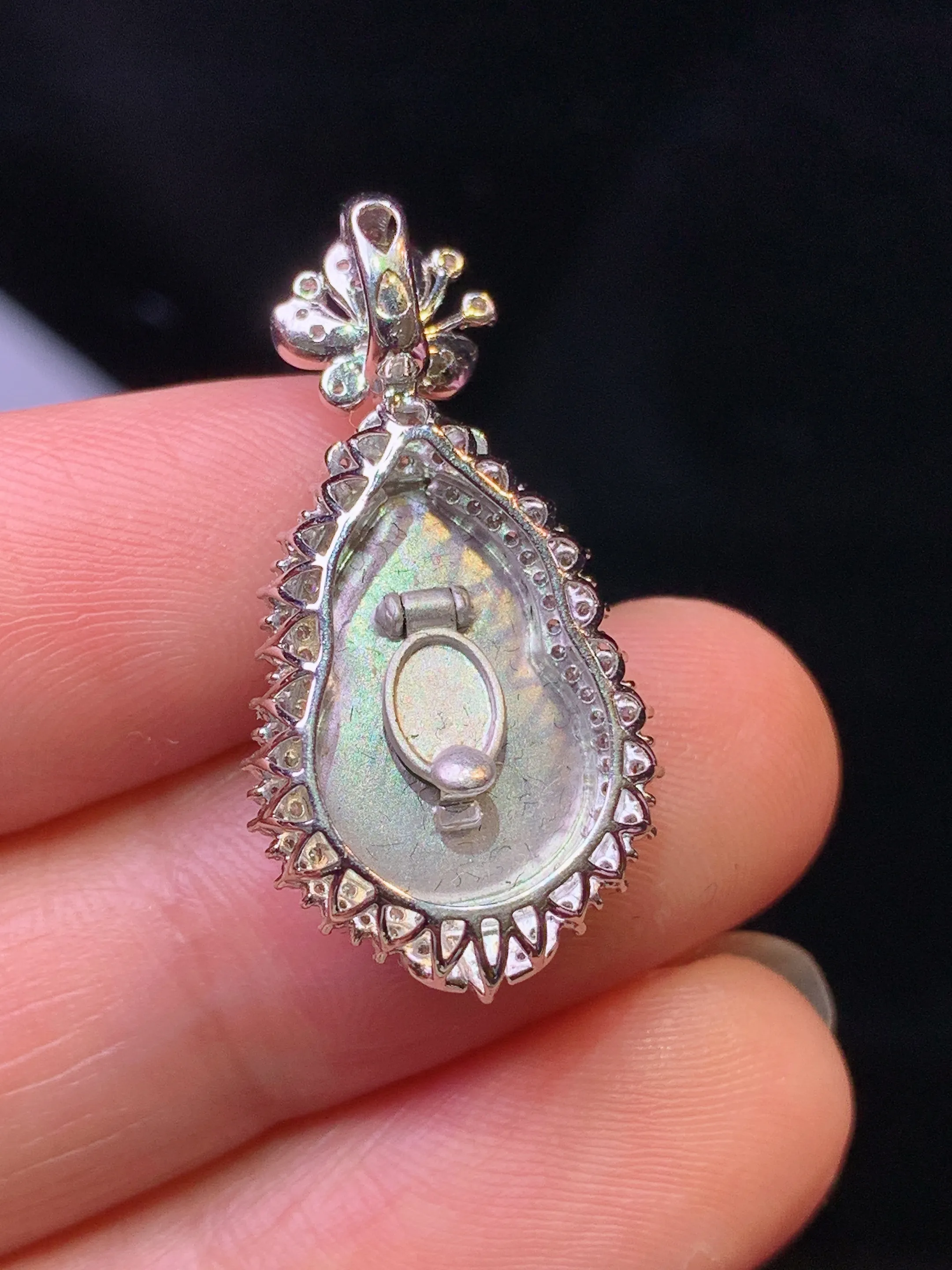 18k金钻镶嵌满绿葫芦吊坠 玉质细腻 色泽清新艳丽 整体尺寸28*14.2*7.5