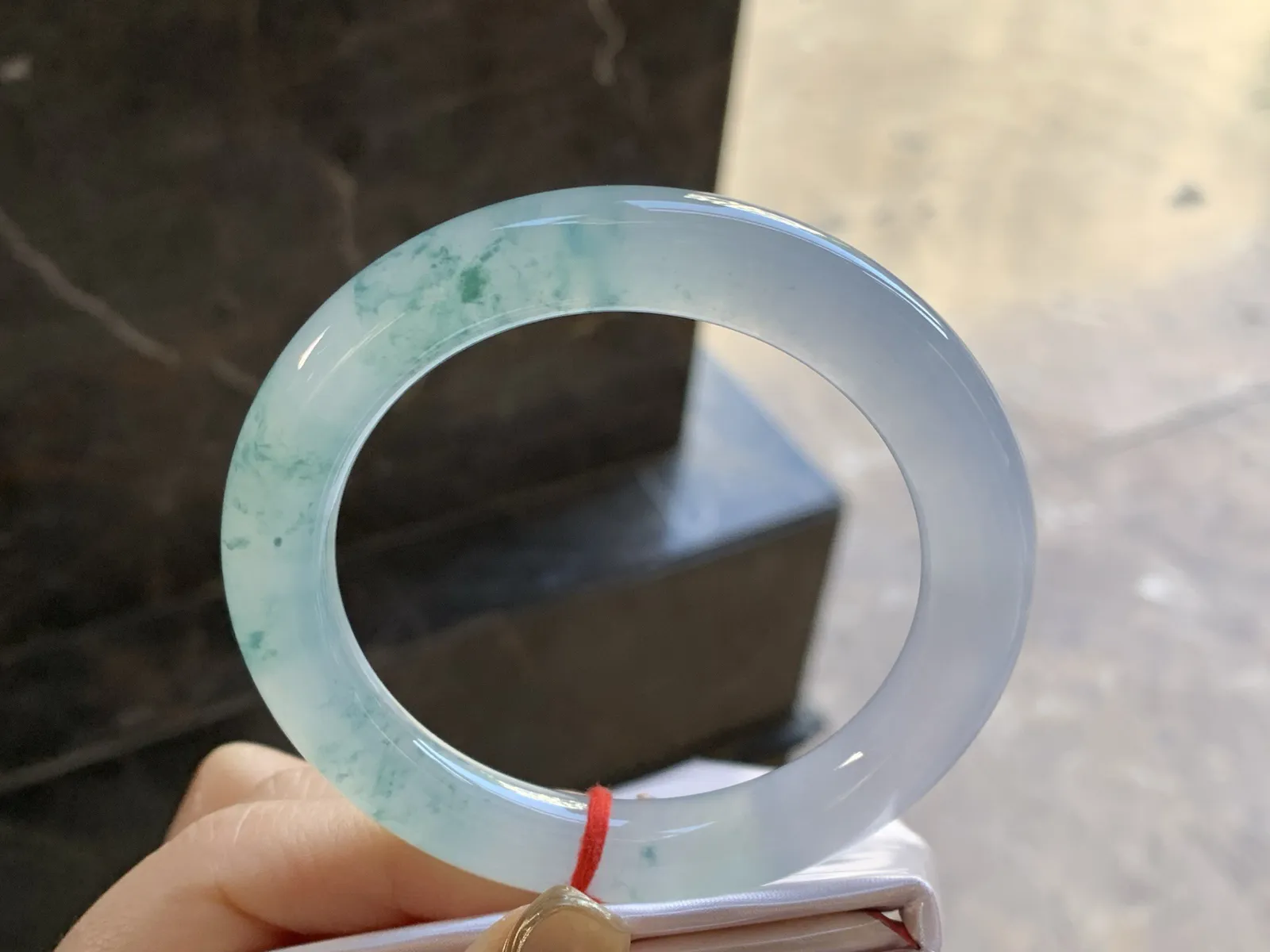 冰种飘乎了圆条手镯
尺寸：55.2-9.8-10mm
冰味十足 飘花浓郁