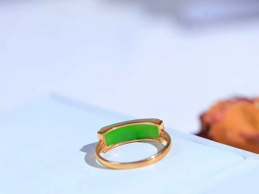 【金镶玉.戒指】

精品和田玉碧玉18k金镶嵌戒指 玉质细腻温润 油性十足 ，不论时光如何流转变化，这枚戒指始终闪耀着最初的光芒。精工镶嵌18K金 （保真金 可检测贵金属18K金） 重1.7克 尺寸17-14.7-4.7mm 78171458A