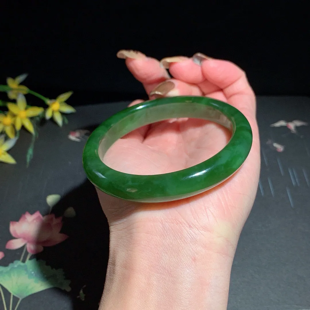 土豪款，和田玉60圈口菠菜绿猫眼碧玉手镯，玉质细腻油润 底色纯净 无裂无棉 脂粉好，品质高
