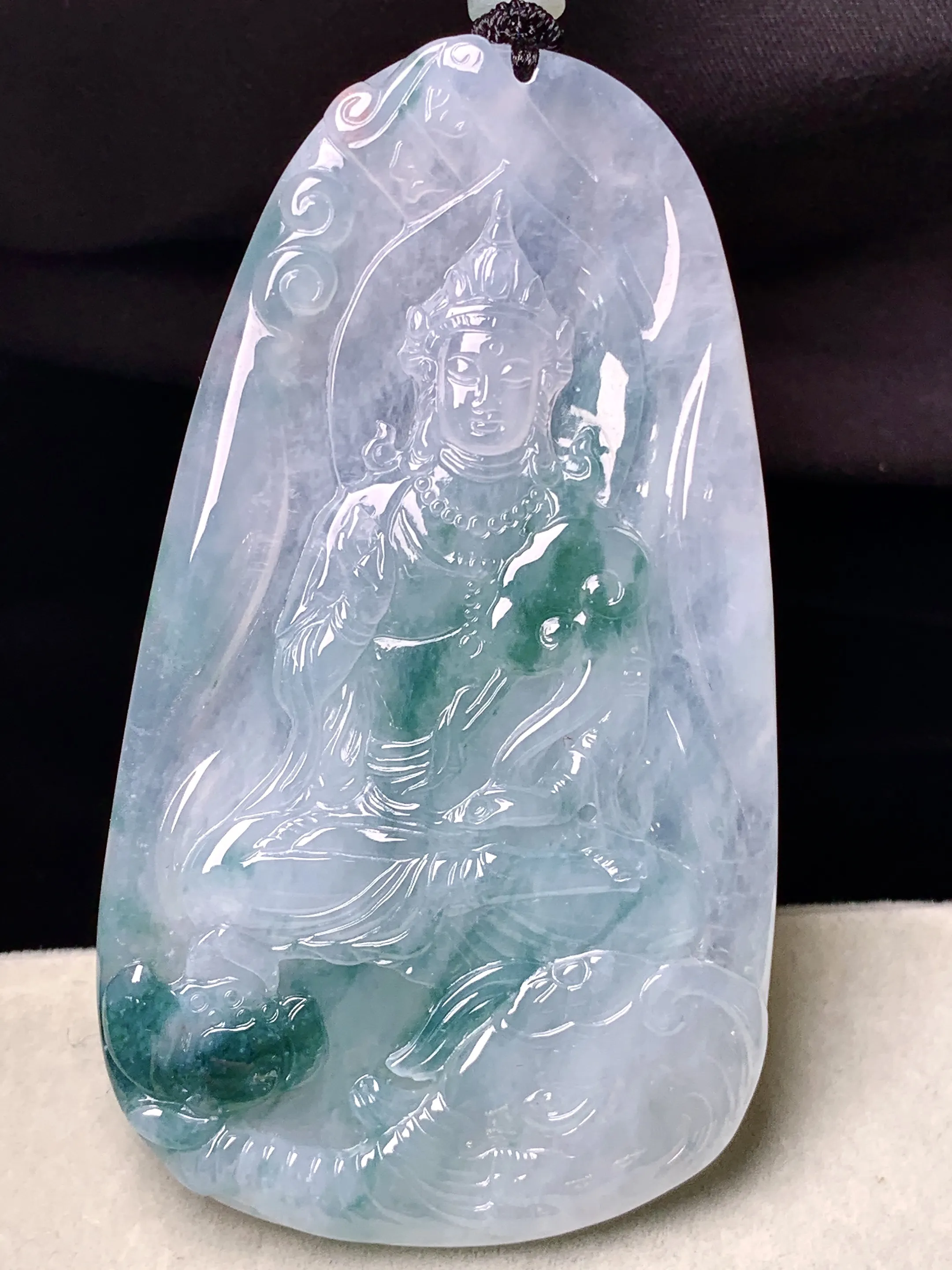 飘绿观音菩萨吊坠 玉质细腻 色泽清新艳丽 整体尺寸74.5*42.6*6.2