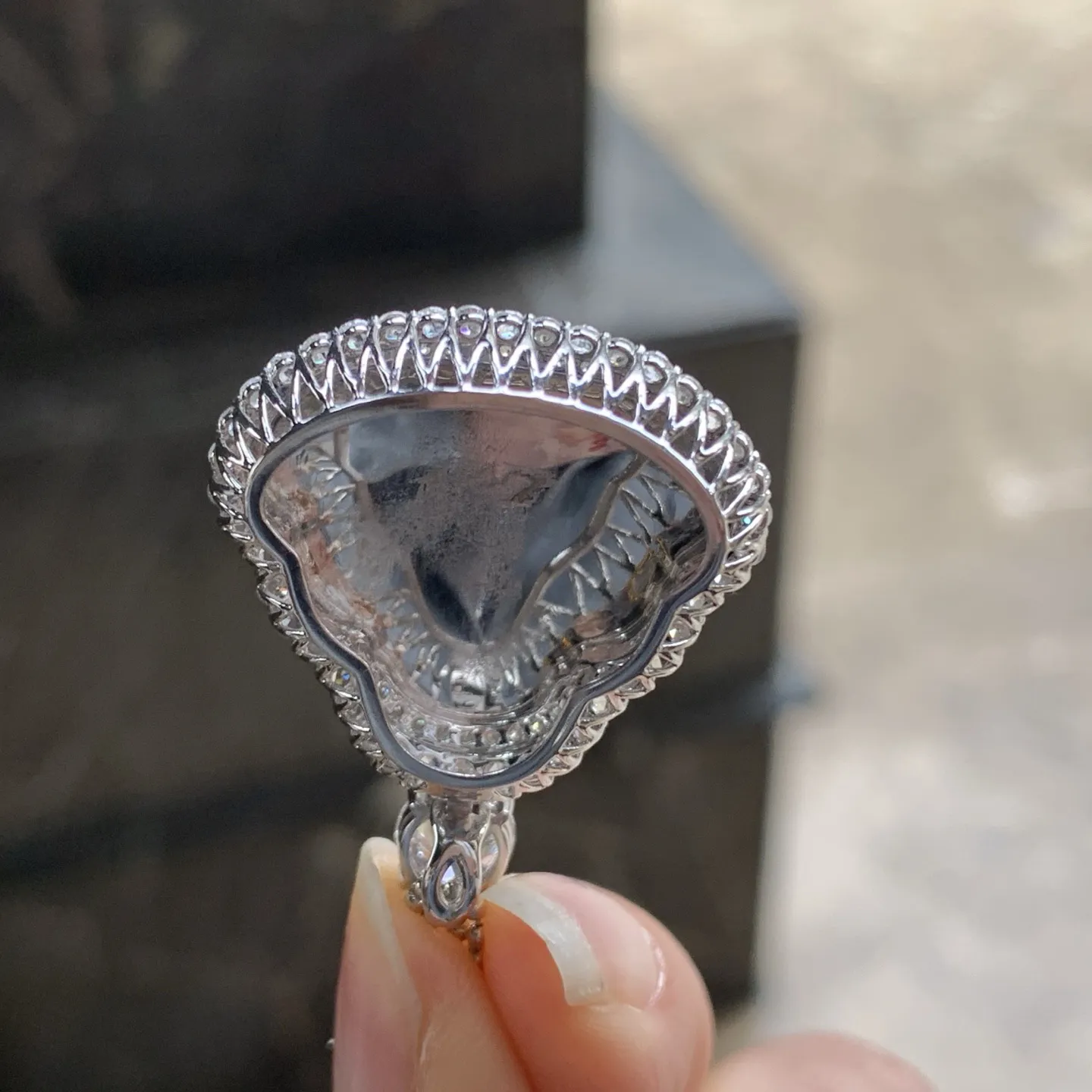 冰飘绿佛公
肚里藏金～