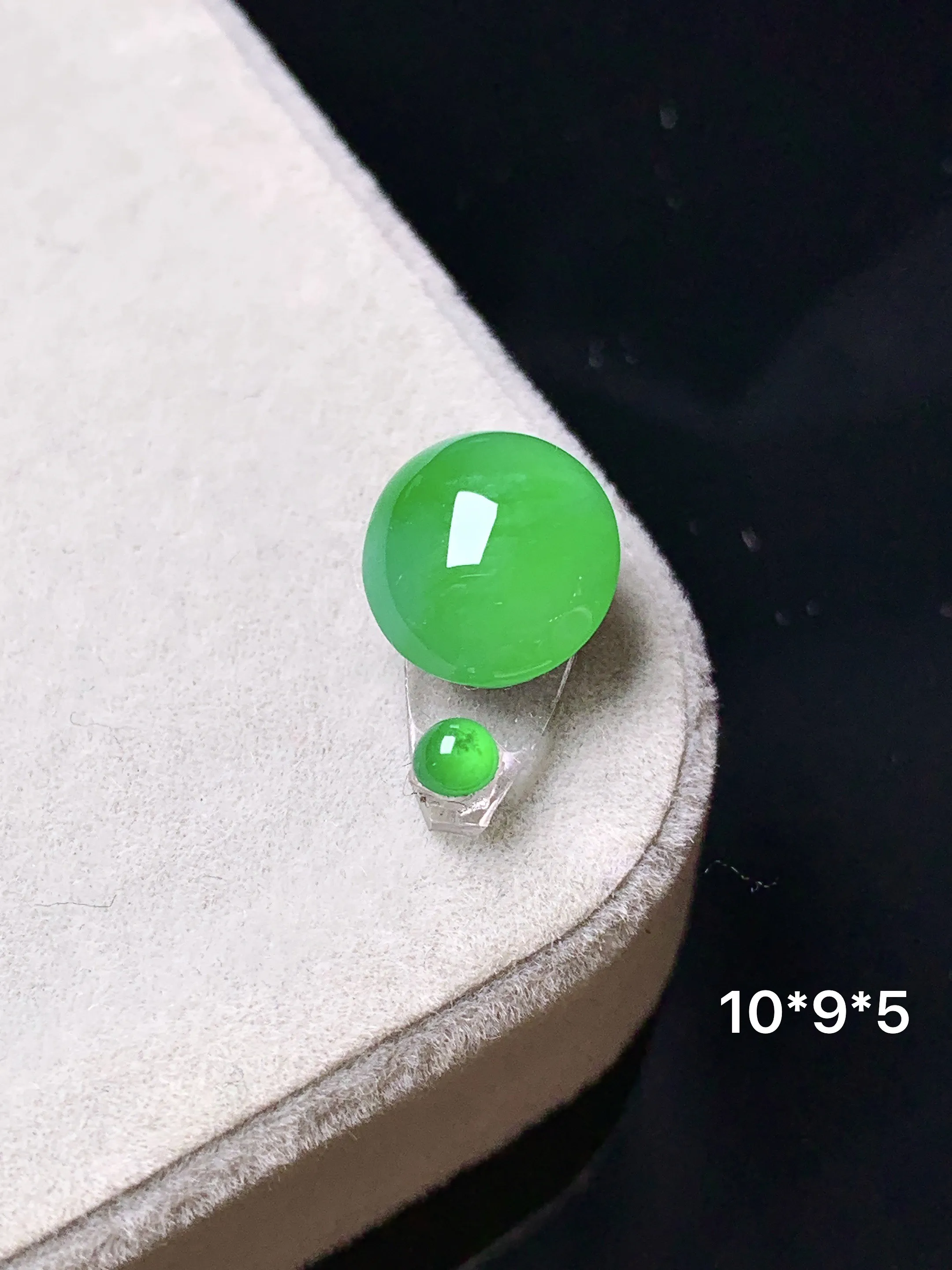 镶嵌款 翠绿蛋面吊坠 玉质细腻 色泽清新艳丽 整体尺寸10*9*5