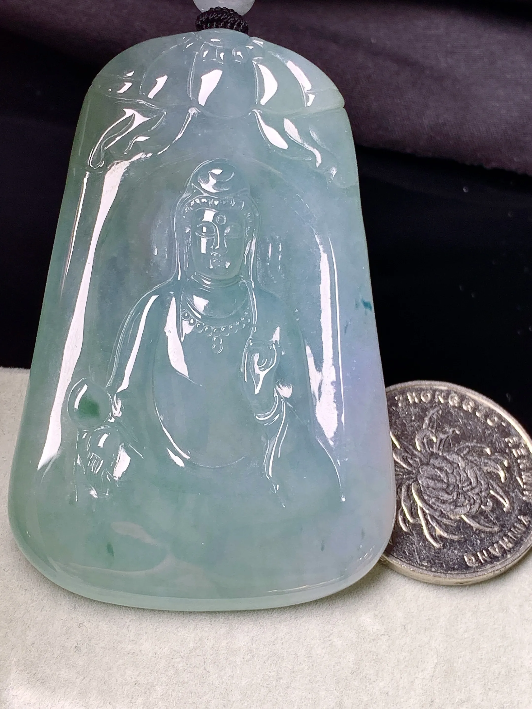 飘绿观音菩萨吊坠 玉质细腻 色泽清新艳丽 整体尺寸62.3*41.3*5.8