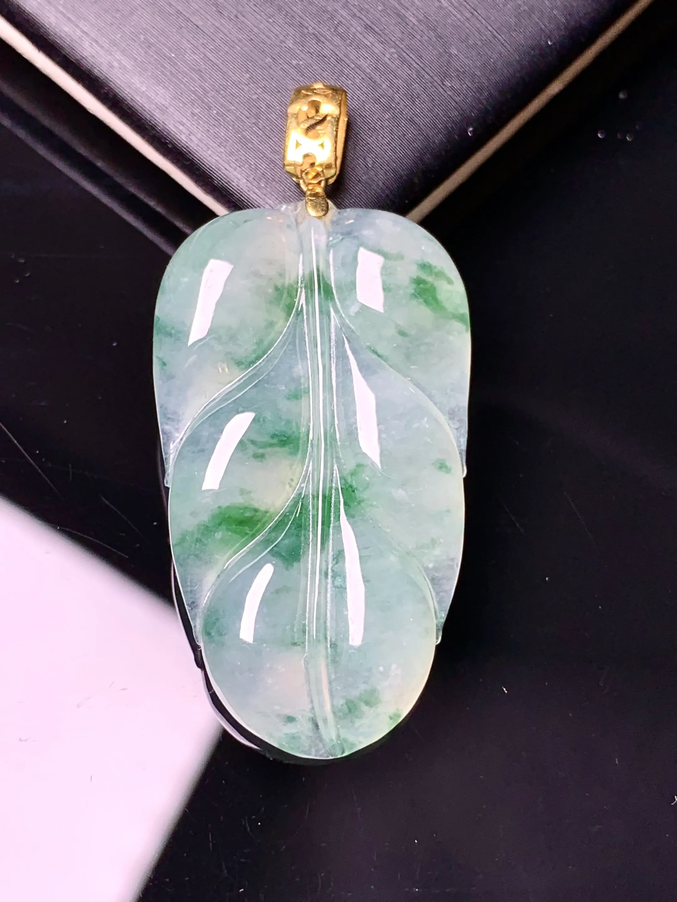 18k金镶嵌冰种飘绿树叶吊坠 玉质细腻 色泽清新艳丽 整体尺寸42*19.2*4.5