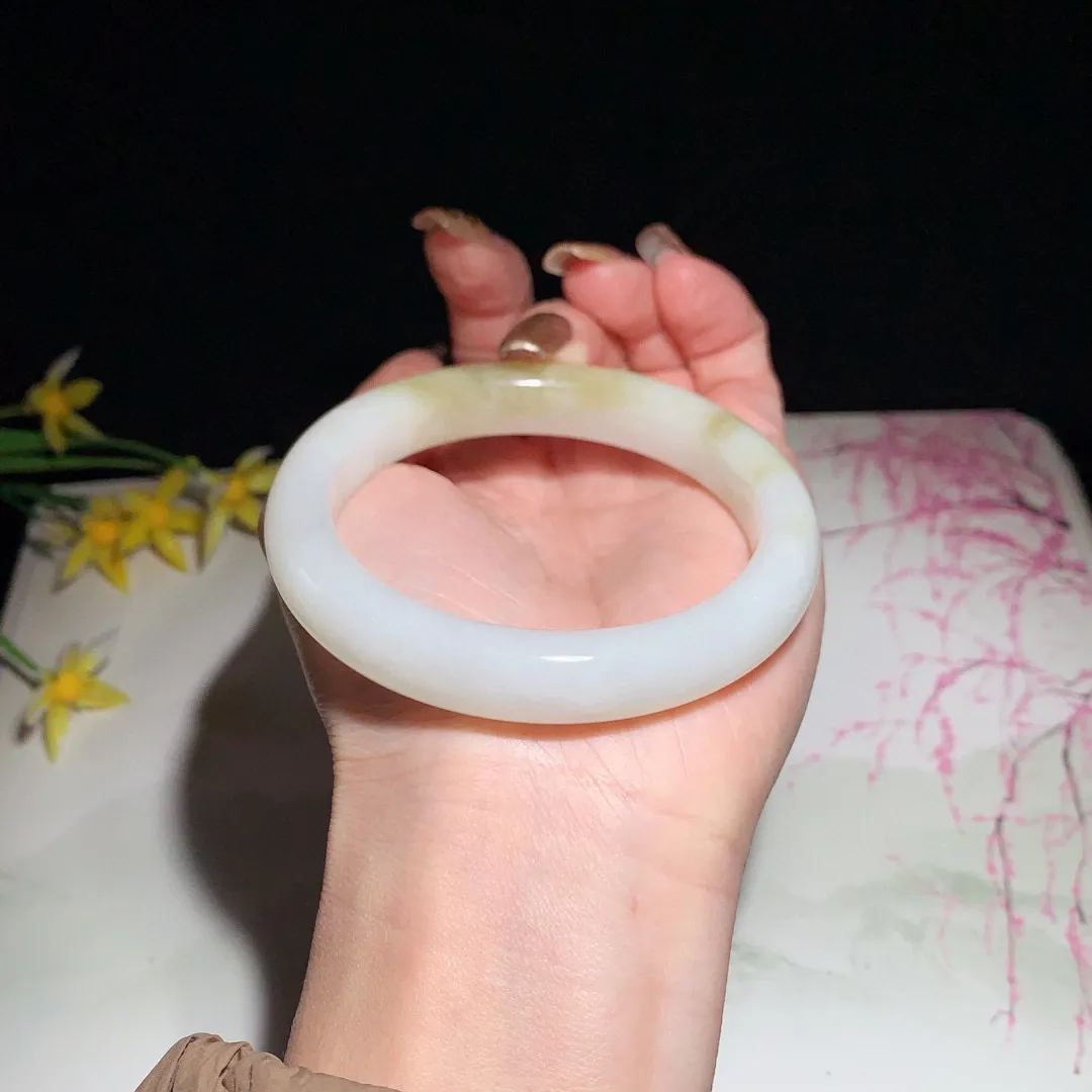 和田玉57.5圈口蜂蜜水色手镯！玉质细腻油润 底色纯净 无裂无黑 脂粉好，品质高