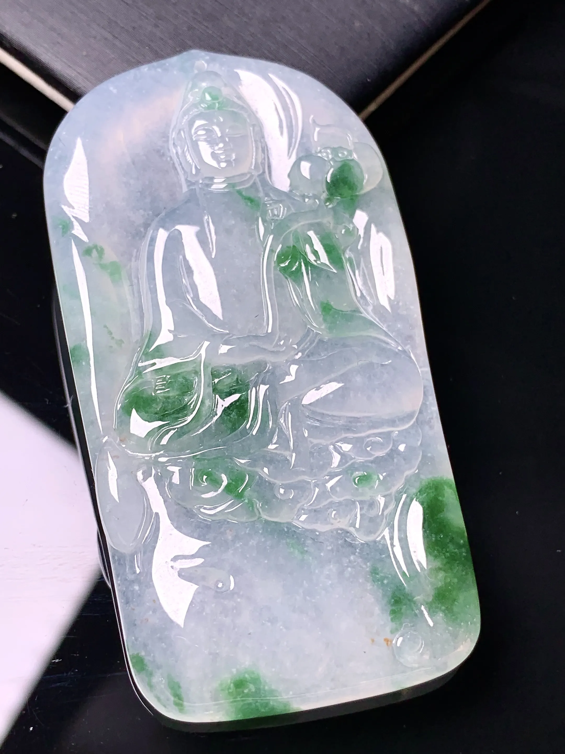 冰种飘绿观音吊坠 玉质细腻 色泽清新艳丽 整体尺寸64*33.6*6