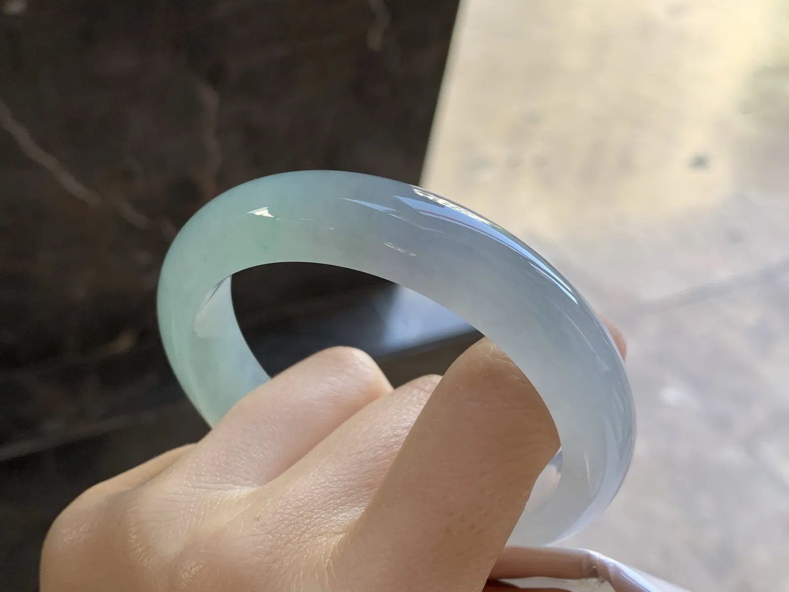 冰晴水手镯
尺寸：56.5-12.9-8.5mm
种水好 底子细腻干净