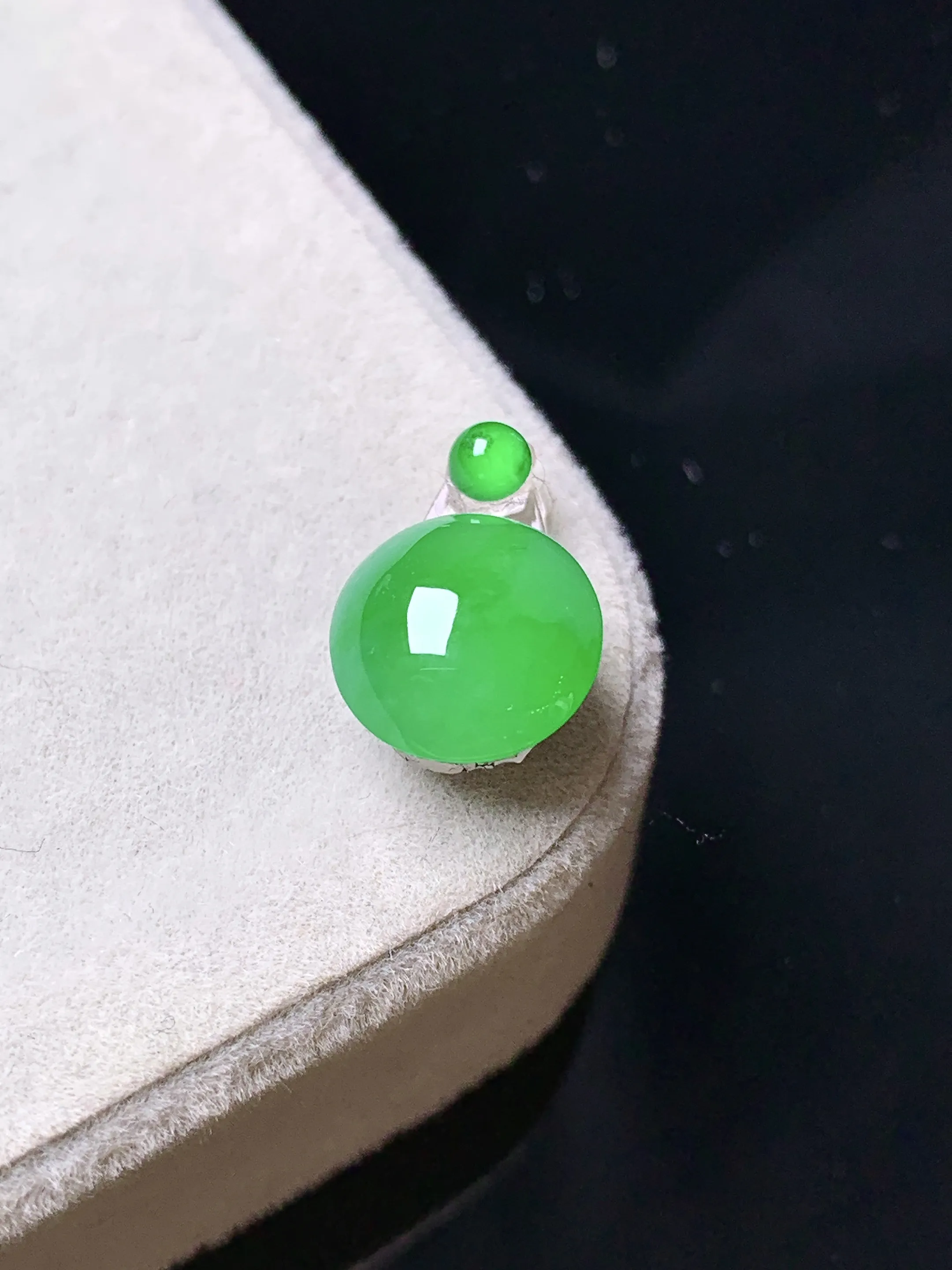 镶嵌款 翠绿蛋面吊坠 玉质细腻 色泽清新艳丽 整体尺寸10*9*5