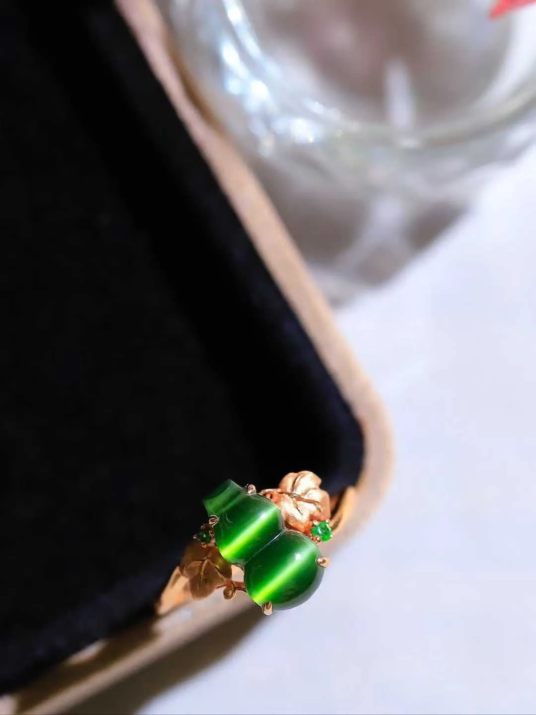 【金镶玉.福禄.戒指】

精品和田玉碧玉猫眼18k金镶嵌葫芦戒指，玉质细腻油润，造型饱满圆润，手感上佳。精工雕刻，葫芦取其谐音福禄，寓意子孙万代，葫芦通“福禄”，祈福平安，福禄齐康，静心洗凡尘。尺寸17.2-11.7-6.8mm 重2.4克 26151464A