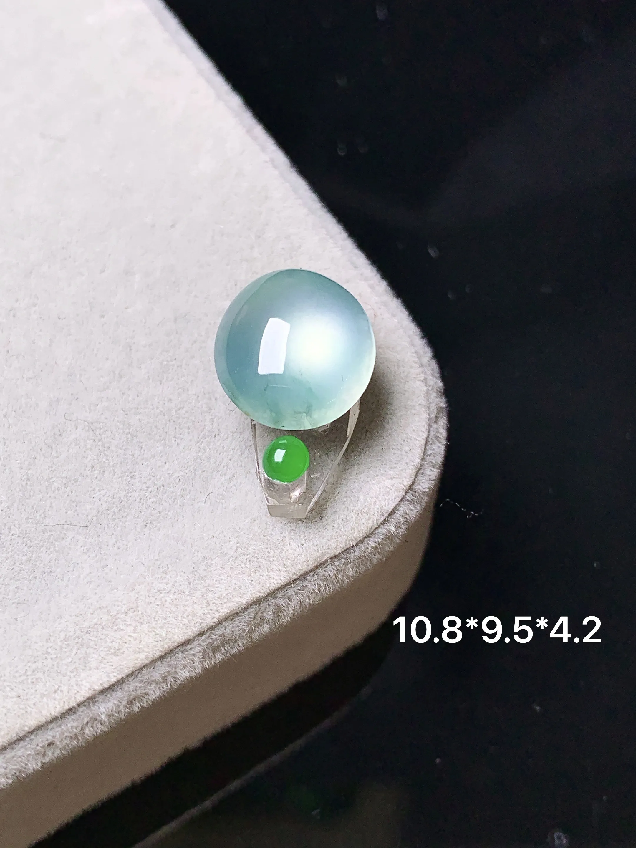 镶嵌款 冰种蛋面吊坠 玉质细腻 色泽清新艳丽 整体尺寸10.5*9.5*4.2