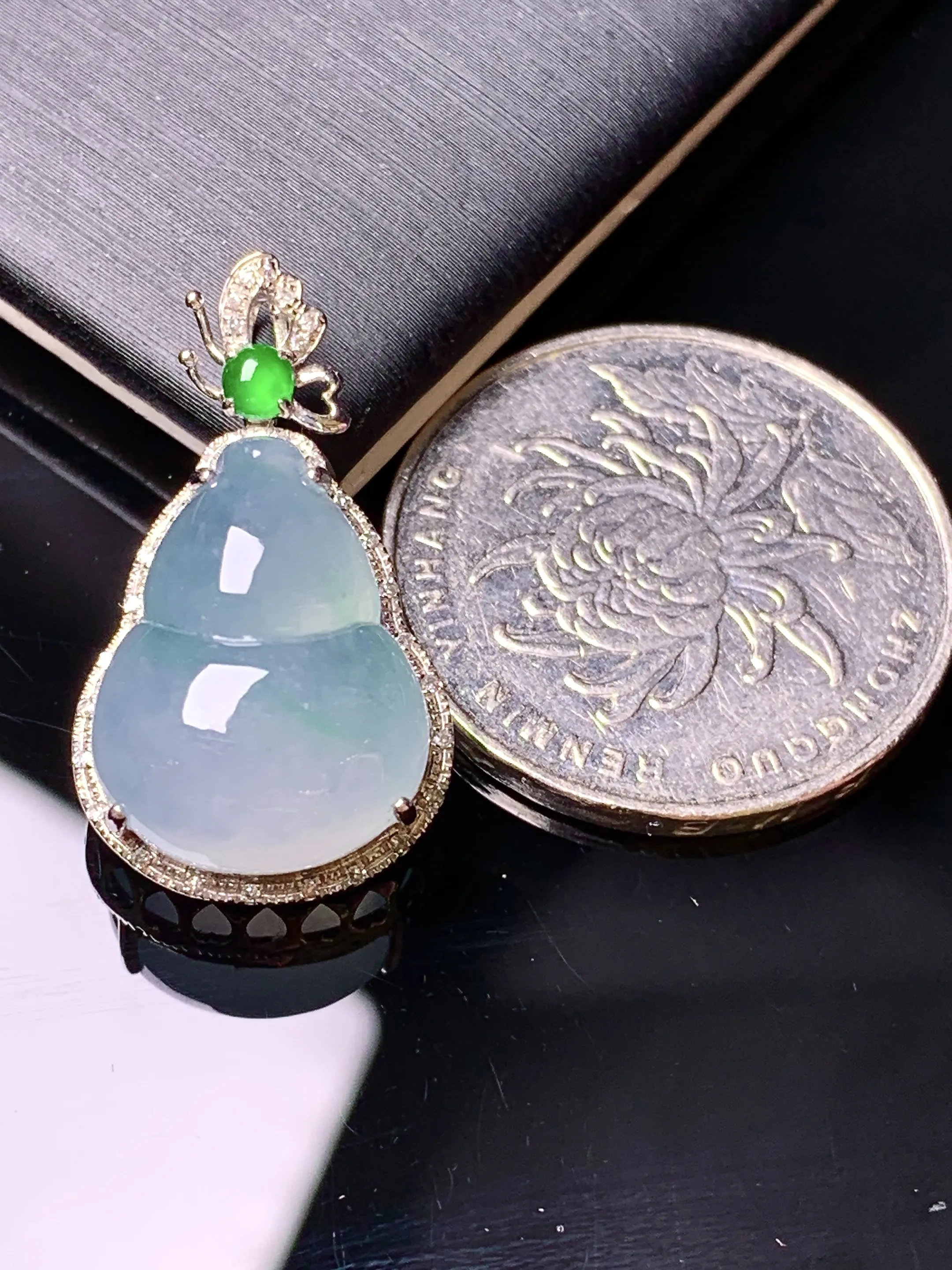 18k金钻镶嵌冰种葫芦吊坠 玉质细腻 色泽清新艳丽 整体尺寸26.2*15*9.8