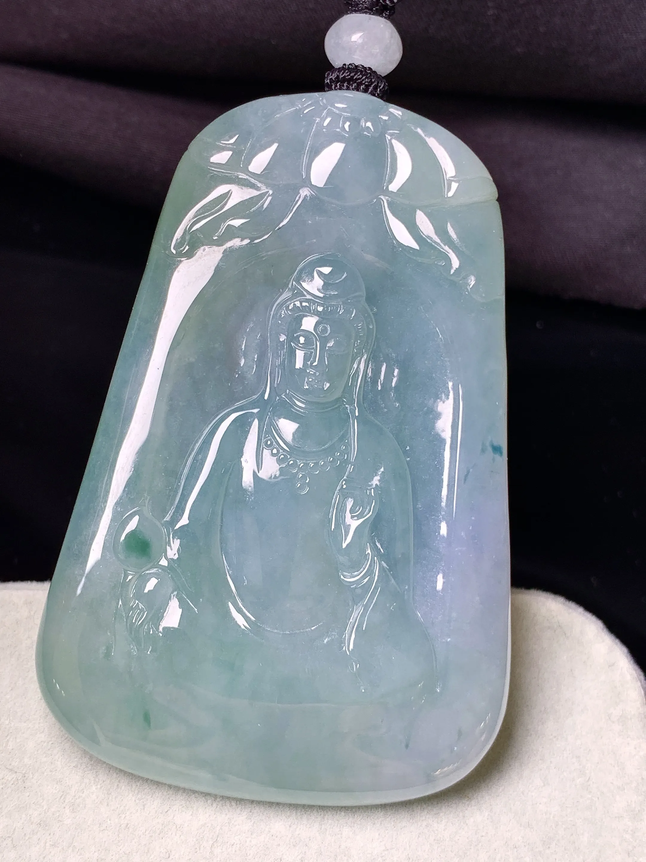 飘绿观音菩萨吊坠 玉质细腻 色泽清新艳丽 整体尺寸62.3*41.3*5.8