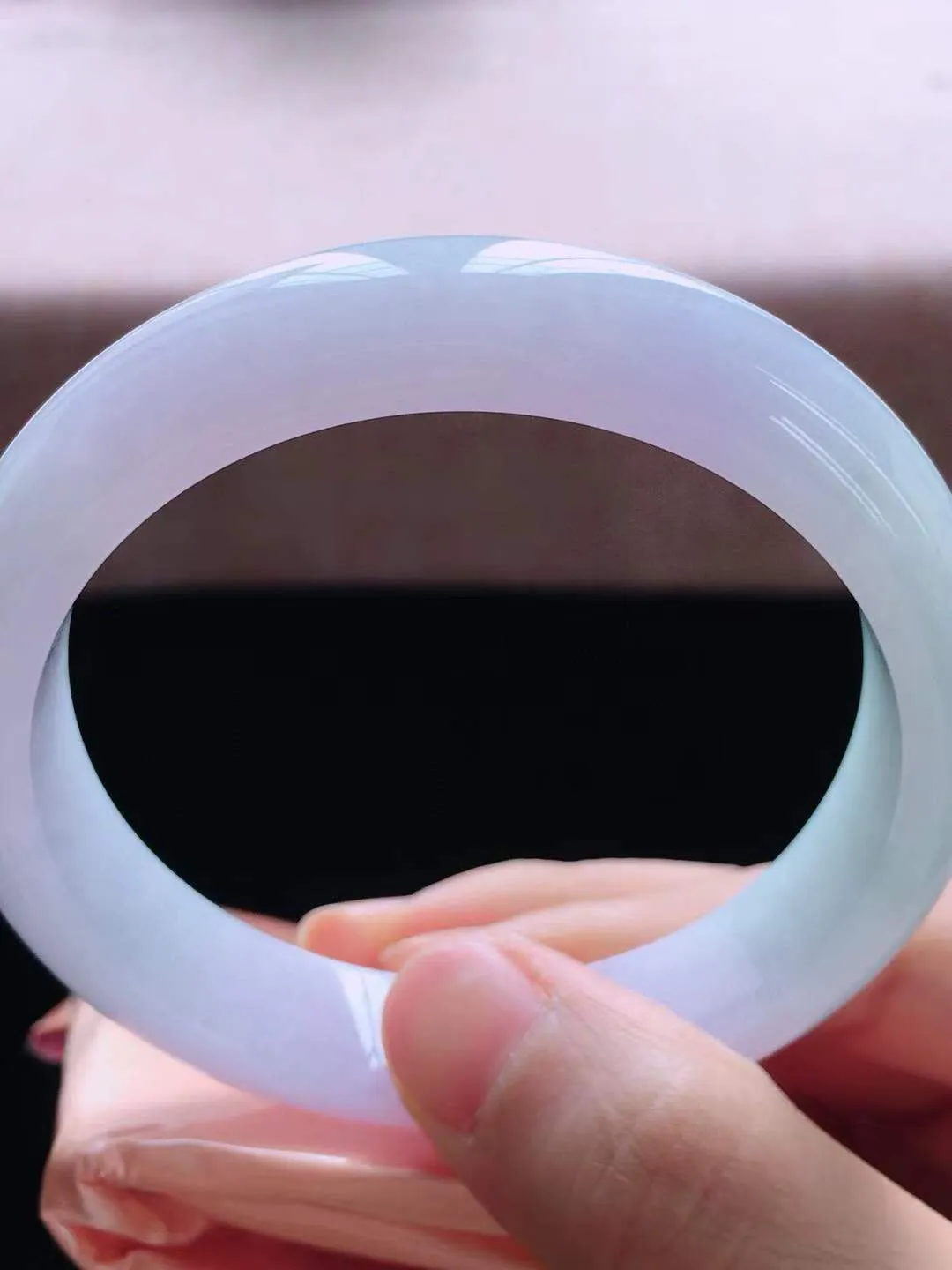 【翡翠名称】老种冰紫罗兰58.2正圈口手镯
【翡翠尺寸】58.2*13*8mm适合57-59.5正圈