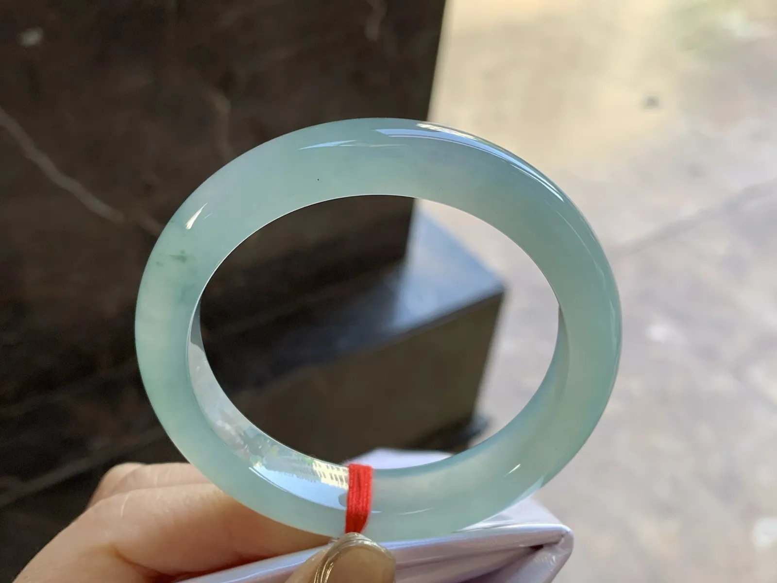 冰种飘花手镯
尺寸：52.8-11.7-8.4mm
种水好 底色浓郁漂亮