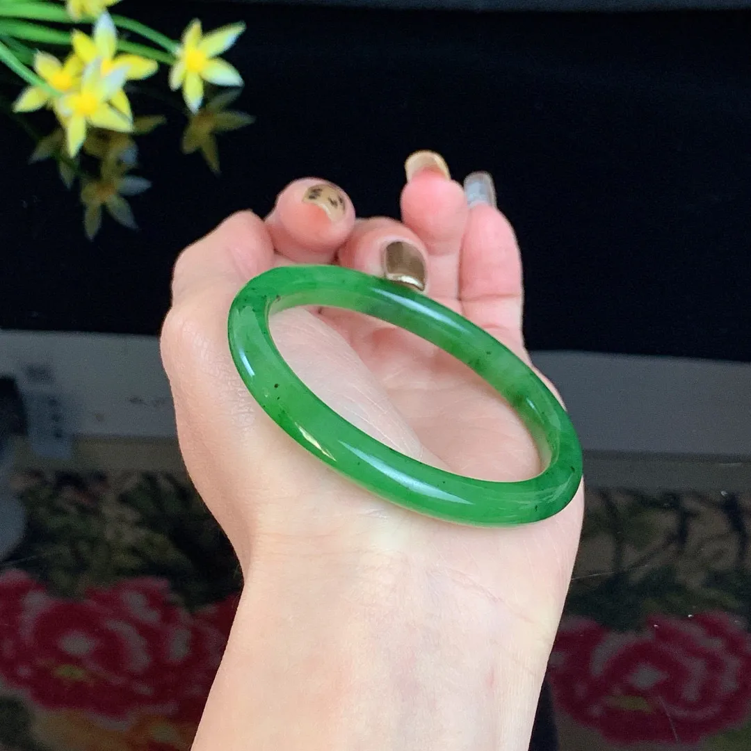 和田玉53.8圈口阳绿色碧玉手镯！玉质细腻油润 底色纯净 无裂无棉 脂粉好，品质高