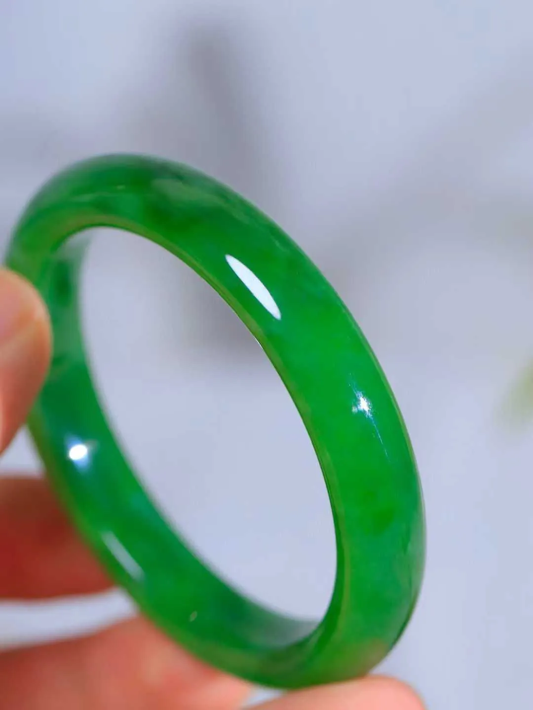 【悠悠芳华.镯】

精品和田玉碧玉手镯 玉质温润 青葱岁月，尽收腕中，婉转流畅，凝岁月悠长。盈一眸恬淡，挽一抹绿意。重38.6克 内径52mm尺寸11-7.6mm   86161255A