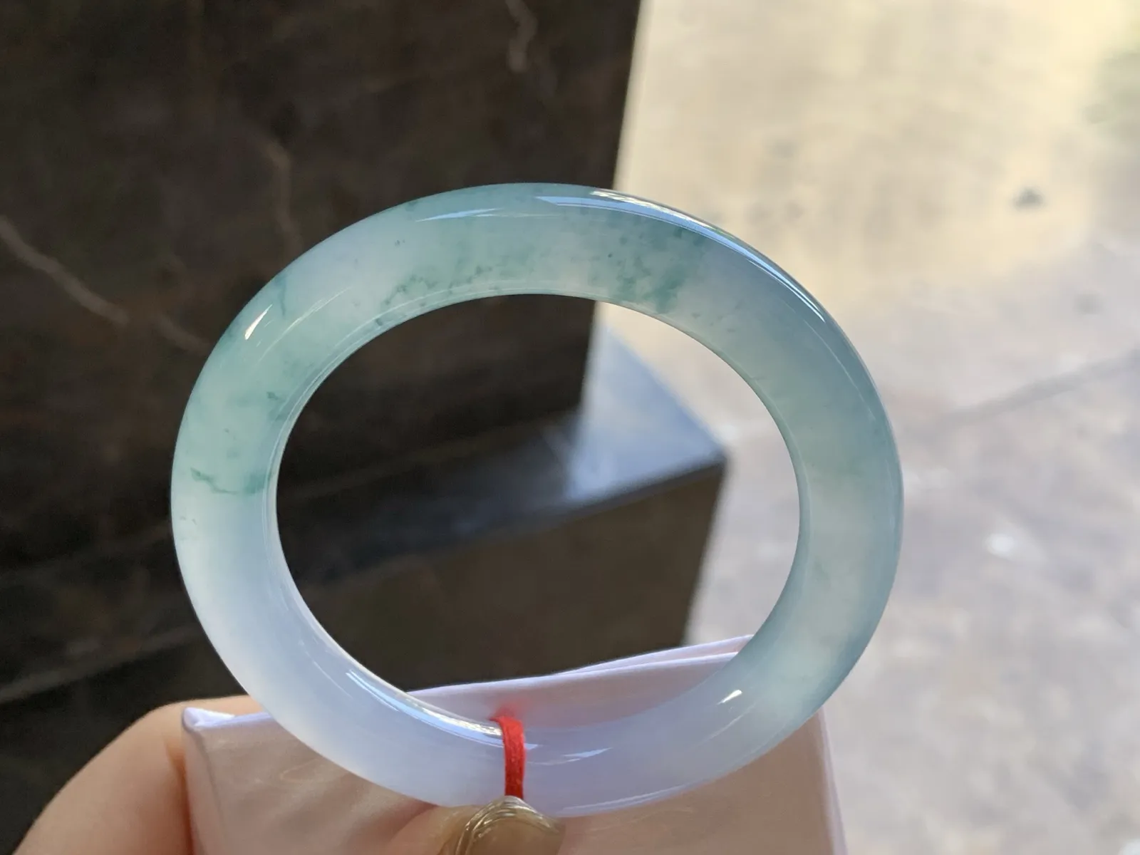 冰种飘乎了圆条手镯
尺寸：55.2-9.8-10mm
冰味十足 飘花浓郁