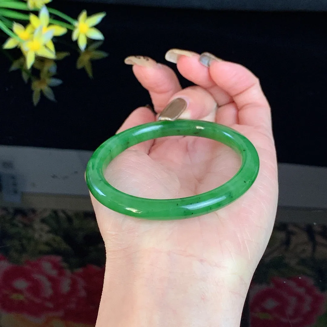 和田玉53.8圈口阳绿色碧玉手镯！玉质细腻油润 底色纯净 无裂无棉 脂粉好，品质高
