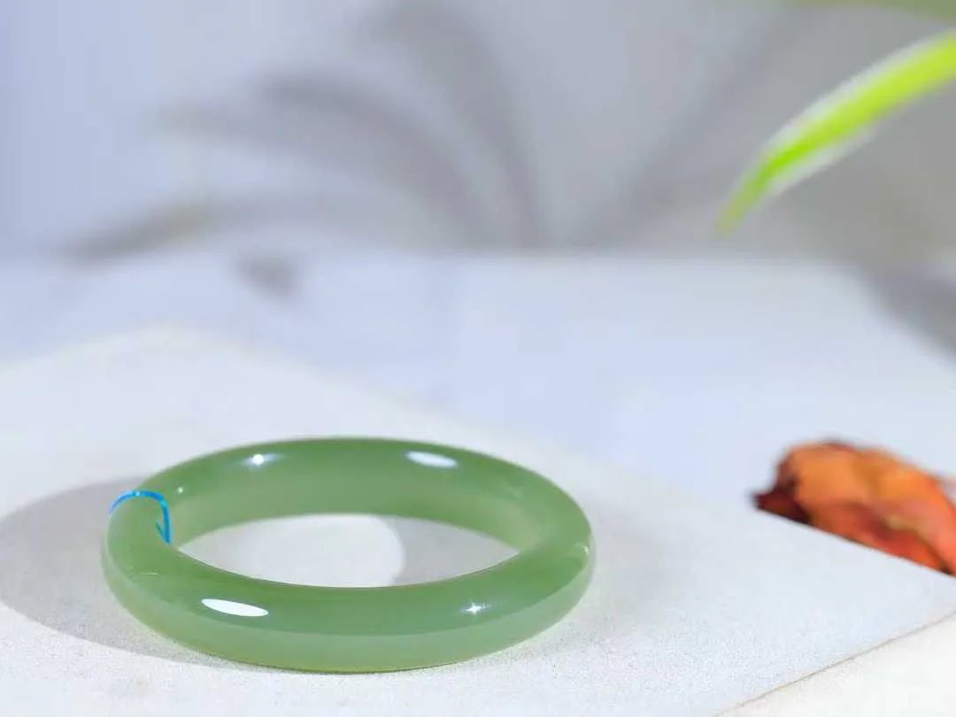 （温柔雅致.手镯）

精品️和田玉冰底湖水绿手镯。镯型饱满，温润细腻，脂润沁香。️执一卷书，