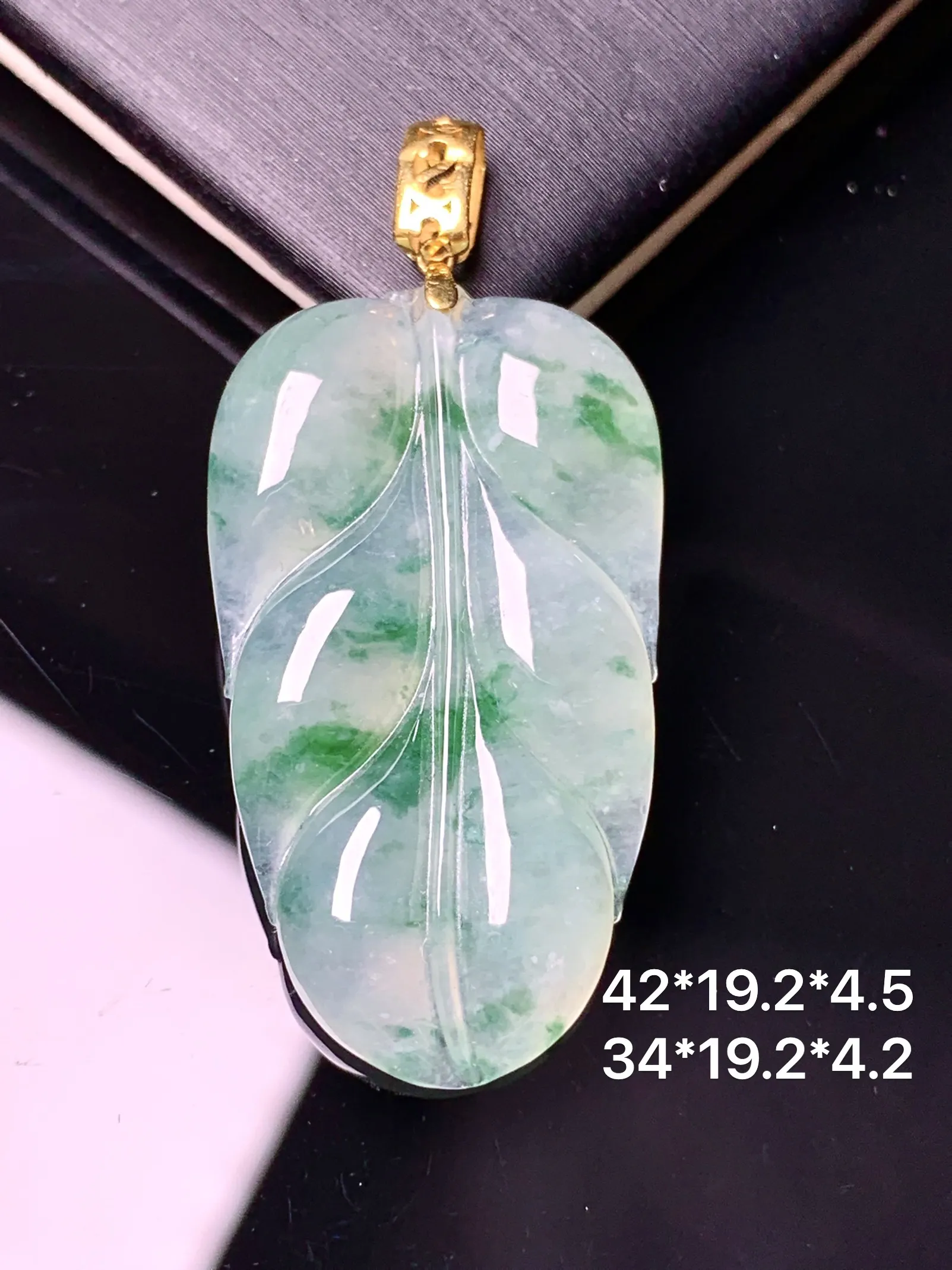 18k金镶嵌冰种飘绿树叶吊坠 玉质细腻 色泽清新艳丽 整体尺寸42*19.2*4.5