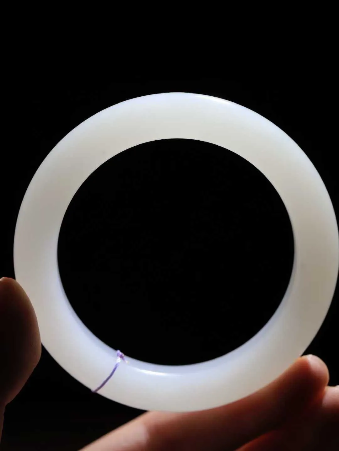 [温润如玉.手镯]

精品️和田玉白玉手镯。玉质温润细腻 油性十足 手感舒适，高华雅逸，线条流畅，简约大气，美自天成，素雅高贵。佩戴于腕间，婉约之美，举手投足间透出那份低调奢华。重73克 内径59mm尺寸12.4-10.9mm 78171214A