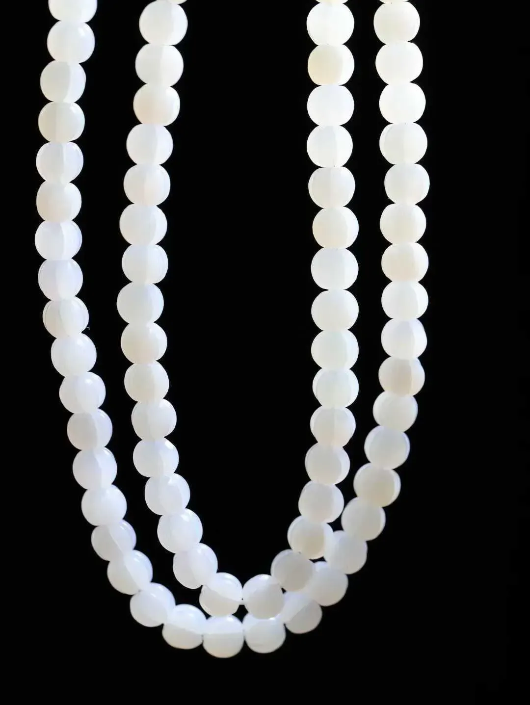 【链.108】

精品和田玉白玉108挂链 玉质温润细腻 油性十足 佩戴舒适。珠珠落玉盘，间关莺语花底滑，一生美好时光，无论身在何处，都有它相伴相守。事事顺遂，幸福美满，吉祥如意。重62.7克 尺寸取一6.6-7.5-7.7mm FDA-78161293