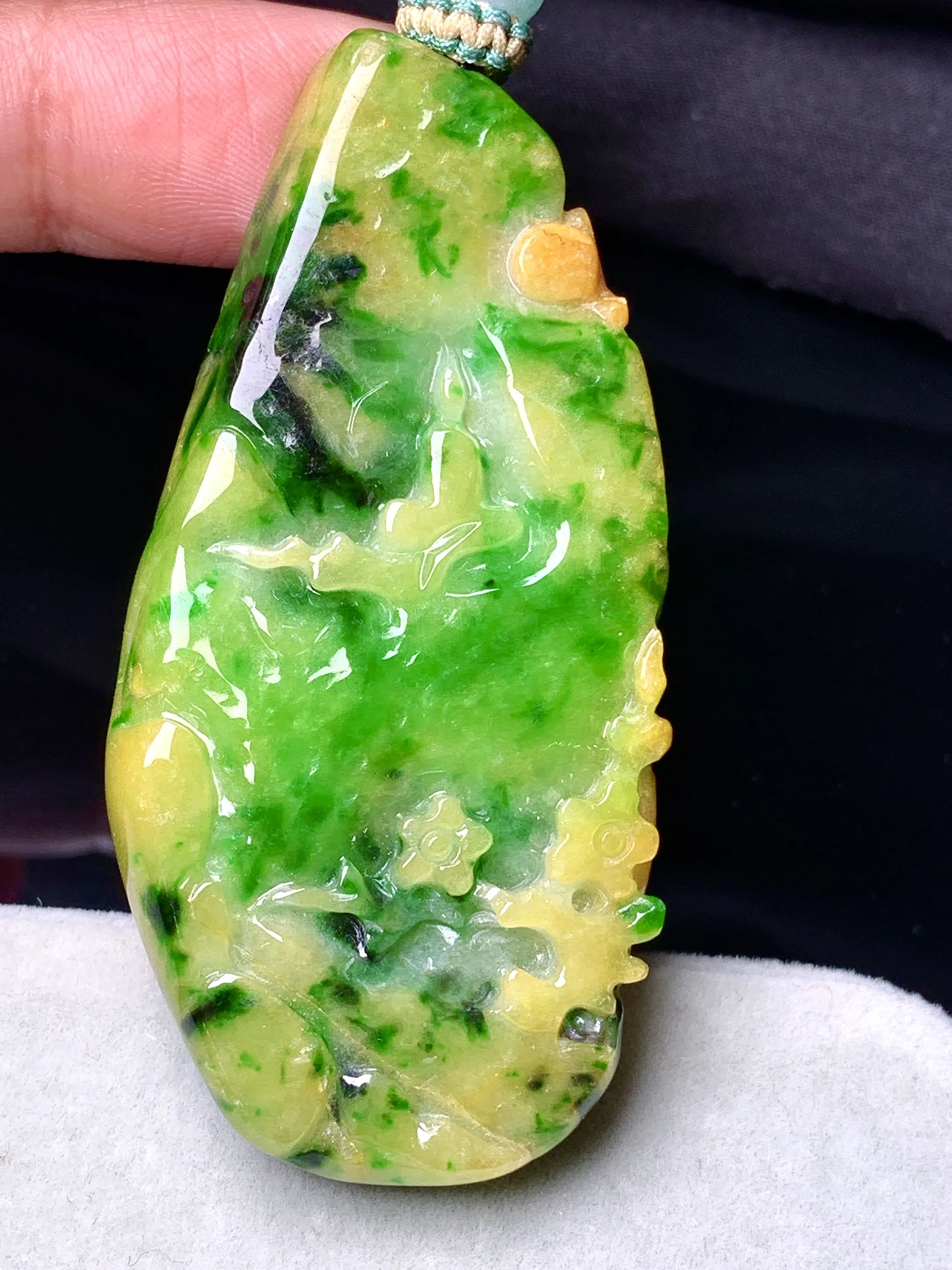 黄绿翡悟道山水牌吊坠 玉质细腻 色泽清新艳丽 整体尺寸59.3*28.5*6.6