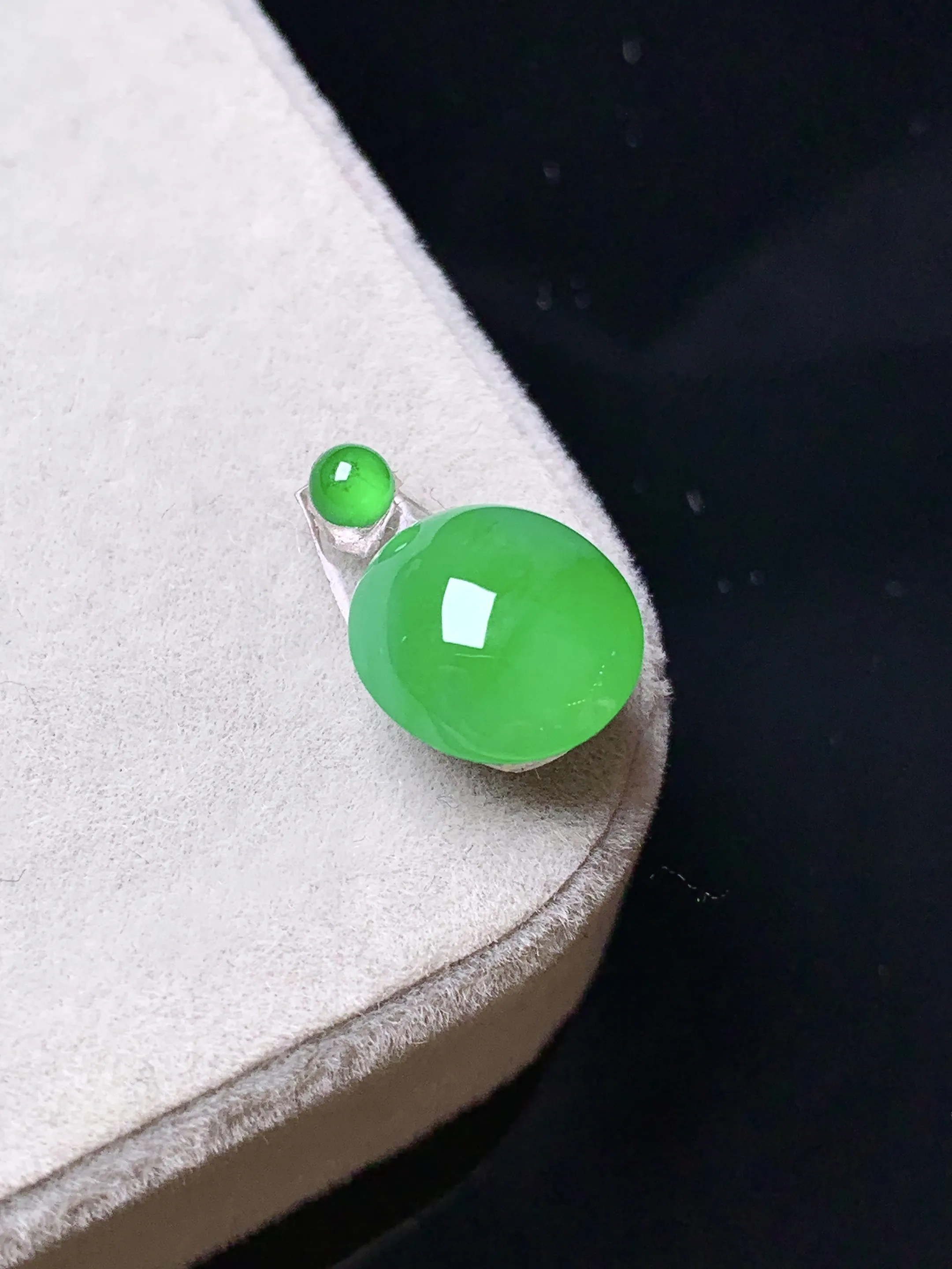 镶嵌款 翠绿蛋面吊坠 玉质细腻 色泽清新艳丽 整体尺寸10*9*5