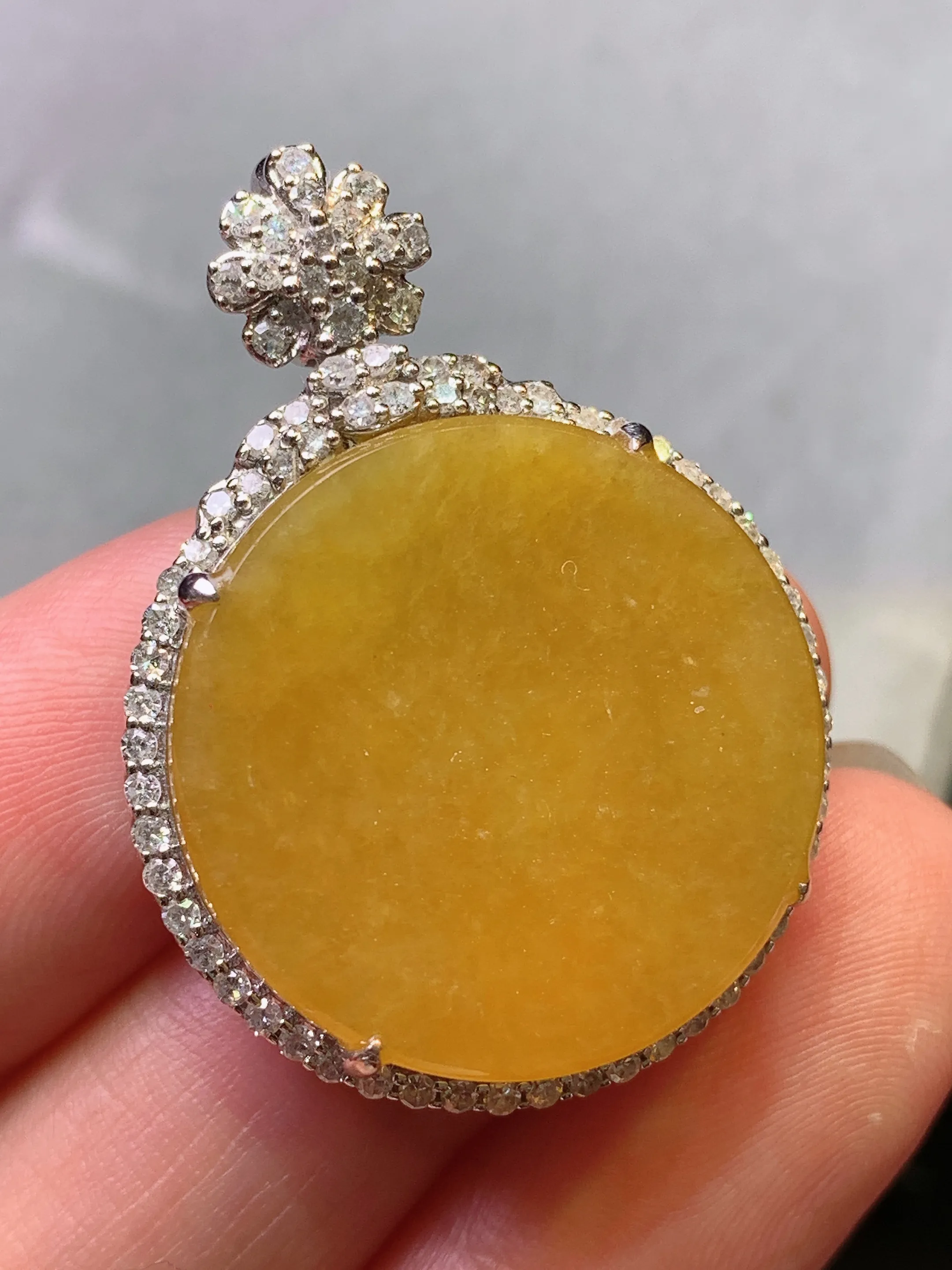 18k金钻镶嵌黄翡圆牌吊坠 玉质细腻 色泽清新艳丽 整体尺寸33.8*24.6*8.2