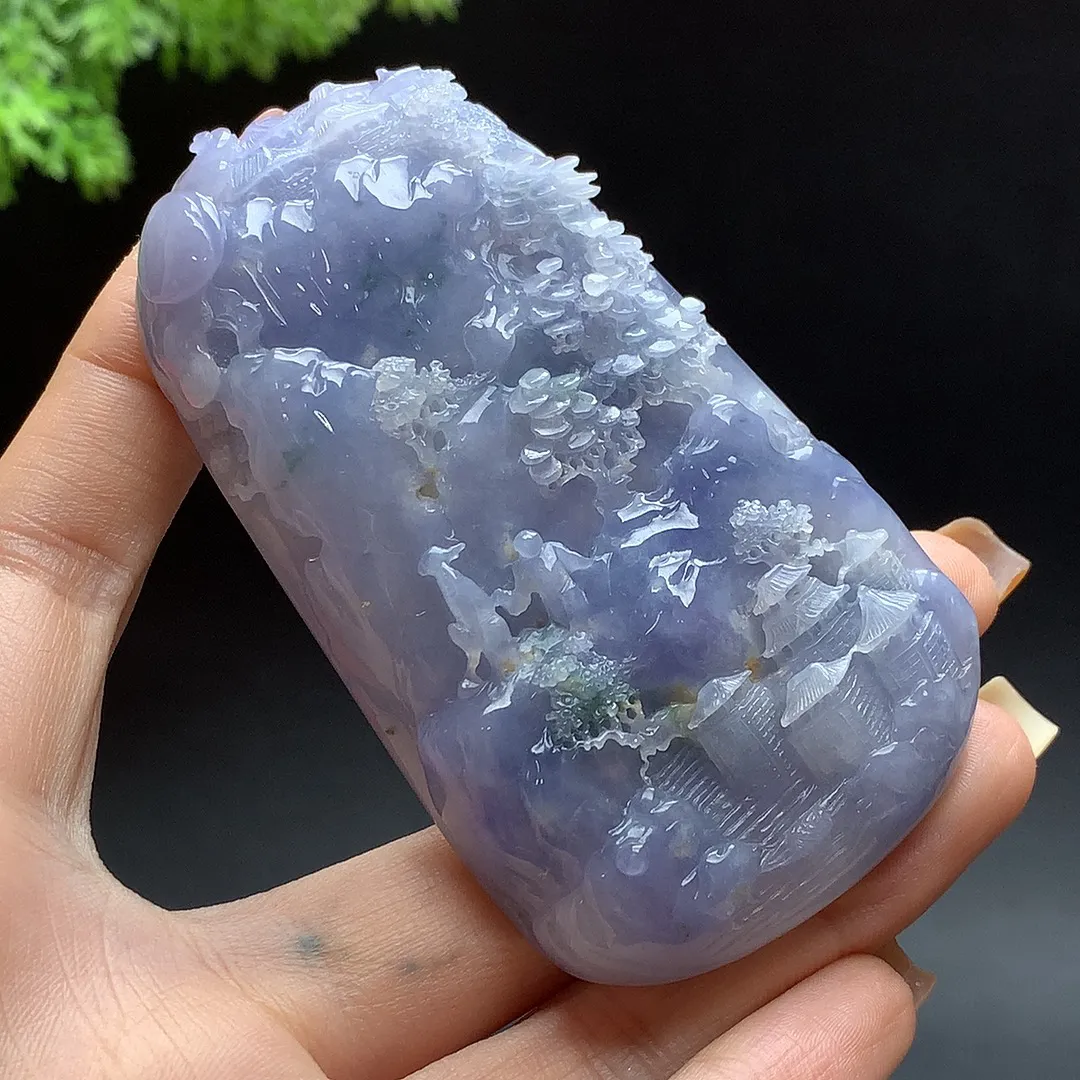 缅甸A货翡翠老坑紫罗兰山水牌  色泽靓丽，种好，玉质细腻  工艺精美  佩戴气质大方   尺寸81-47-12mm