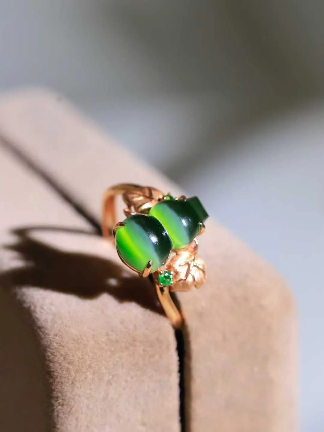 【金镶玉.福禄.戒指】

精品和田玉碧玉猫眼18k金镶嵌葫芦戒指，玉质细腻油润，造型饱满圆润，手感上佳。精工雕刻，葫芦取其谐音福禄，寓意子孙万代，葫芦通“福禄”，祈福平安，福禄齐康，静心洗凡尘。尺寸17.2-11.7-6.8mm 重2.4克 26151464A