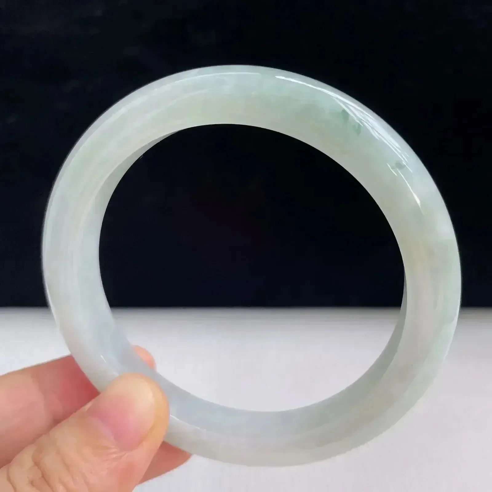 55mm自然光拍摄天然翡翠淡绿好种水正圈手镯43.42克